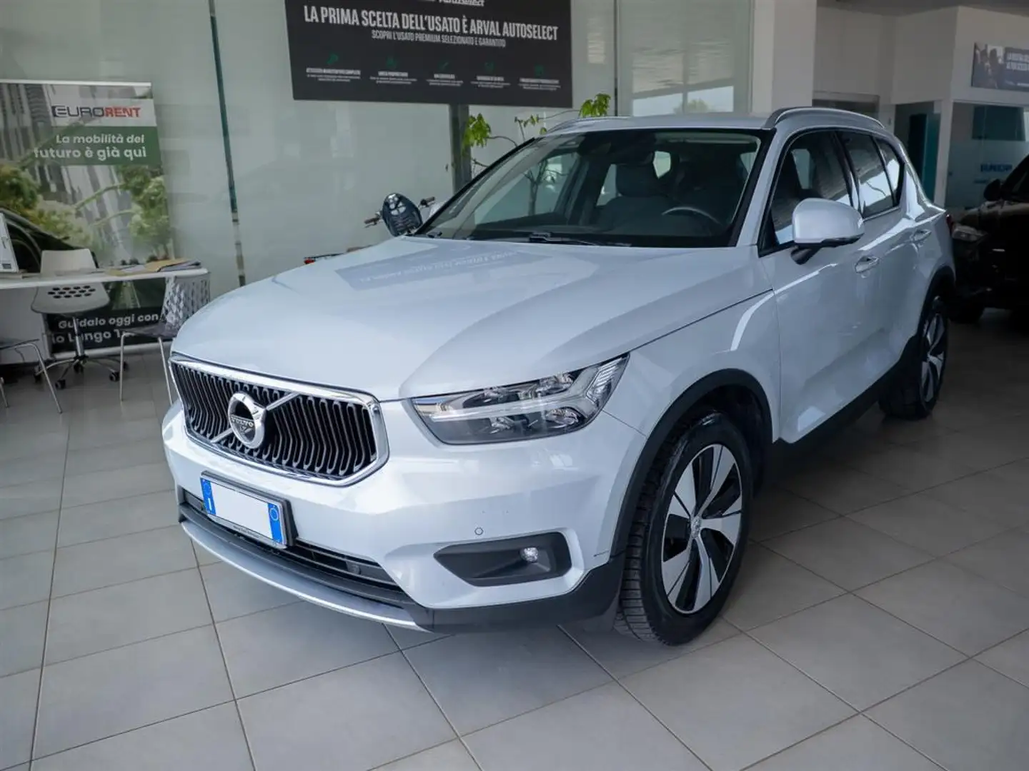 Volvo XC40 2.0 150cv Momentum Pro 2WD 36 mesi di garanzia Gris - 1