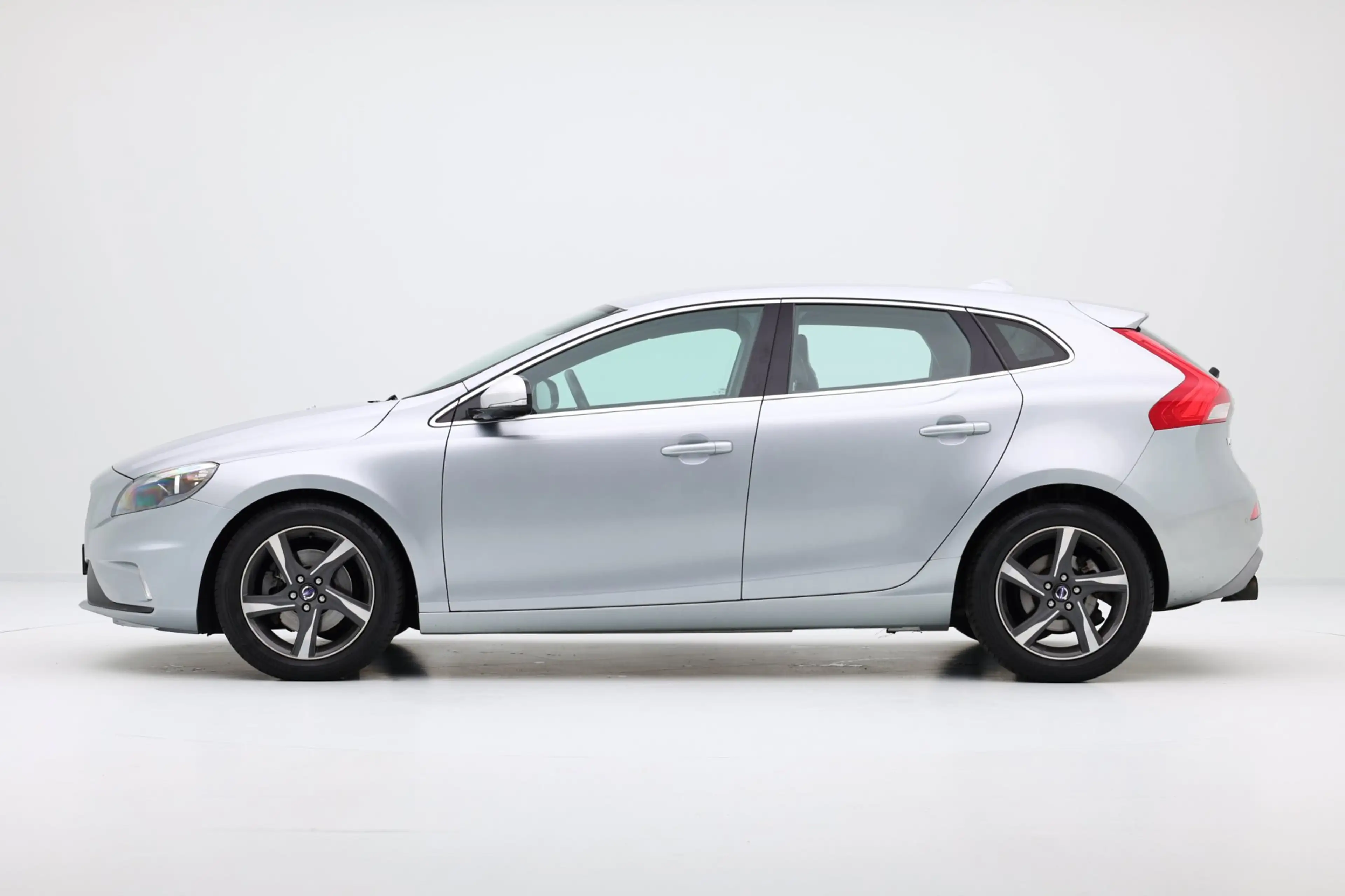 Volvo V40 1.6 T2 R-Design|Navi|PDC|Cruise|LMV — photo 23