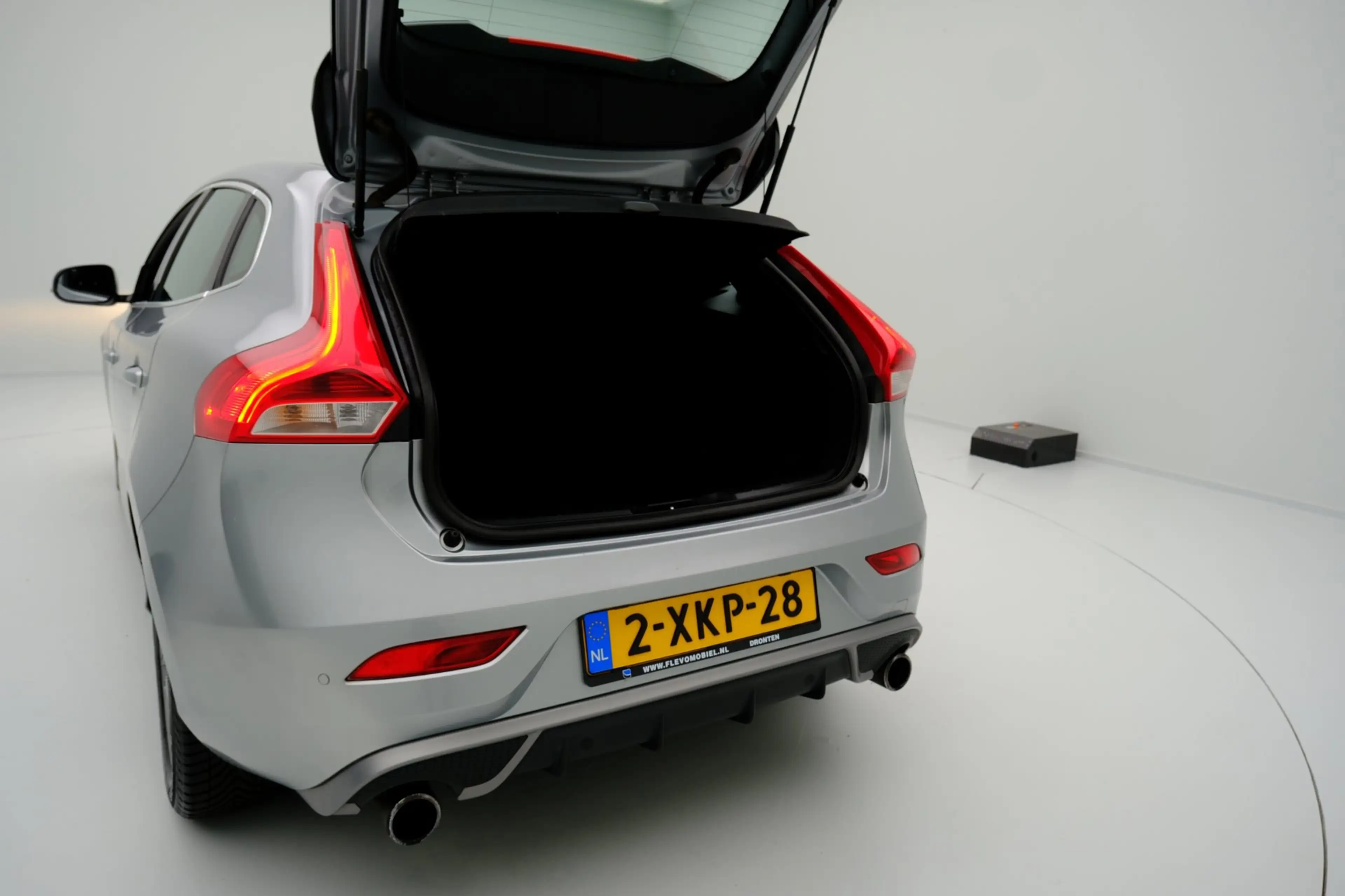 Volvo V40 1.6 T2 R-Design|Navi|PDC|Cruise|LMV — photo 9