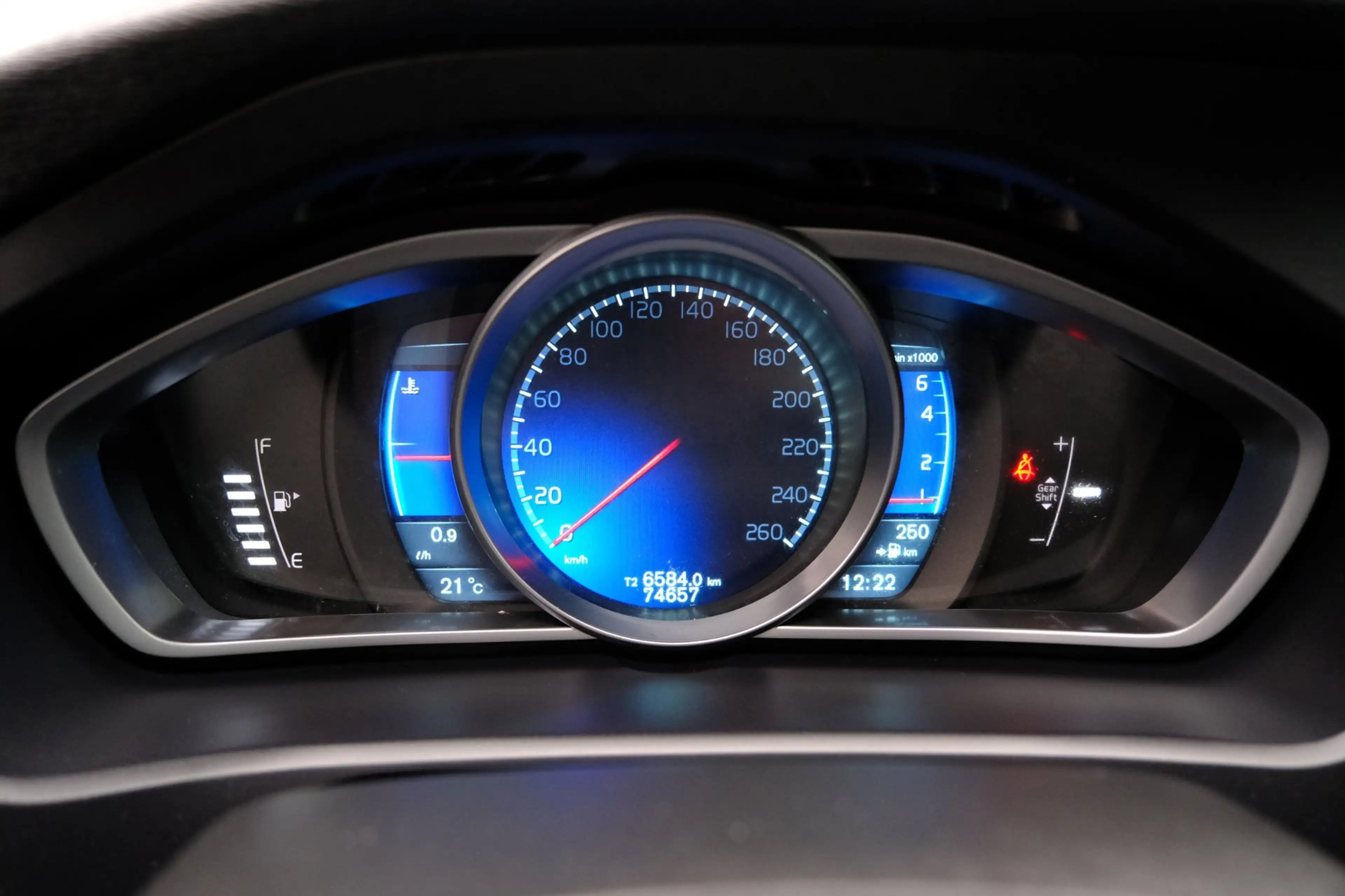 Volvo V40 1.6 T2 R-Design|Navi|PDC|Cruise|LMV — photo 6