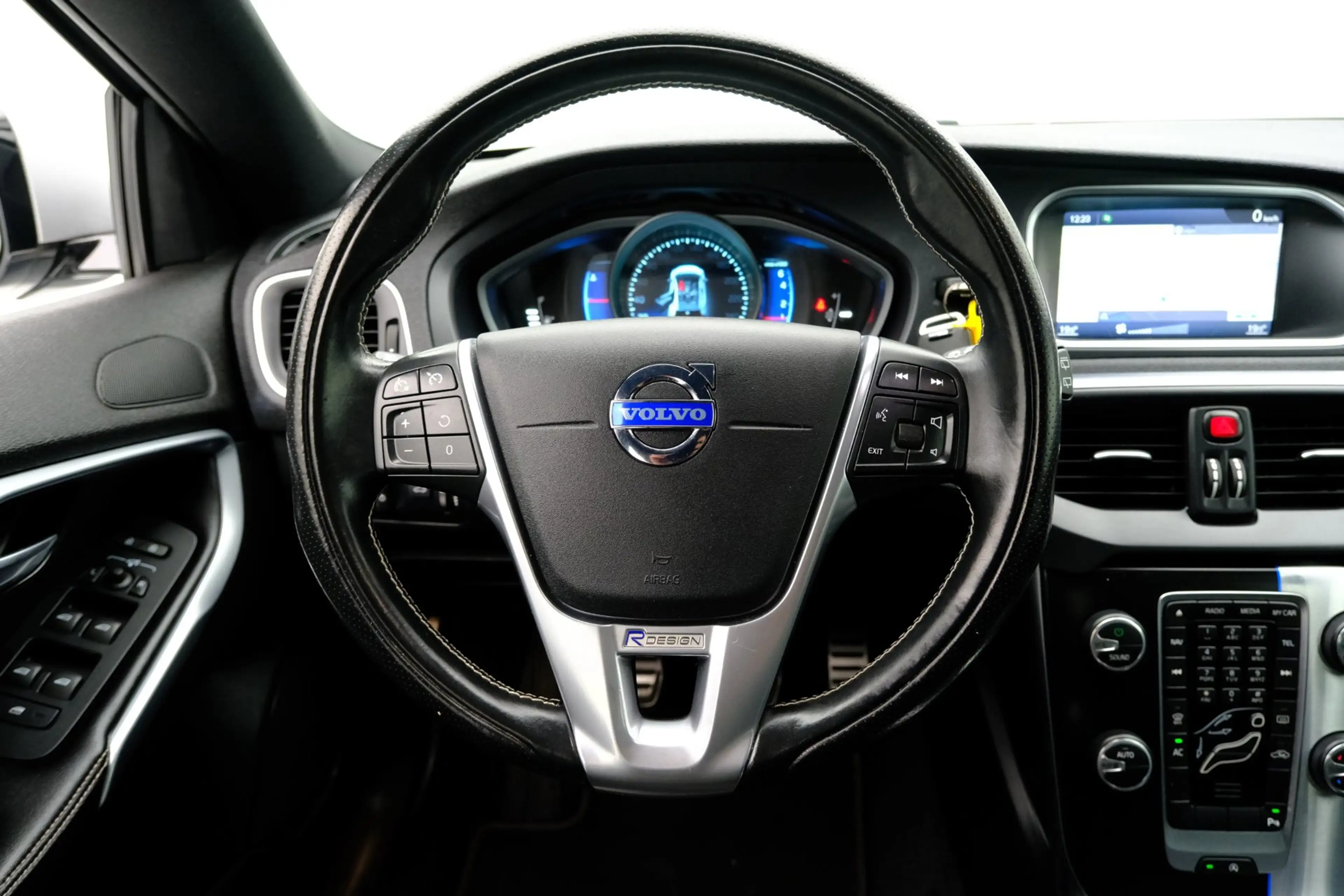 Volvo V40 1.6 T2 R-Design|Navi|PDC|Cruise|LMV — photo 5