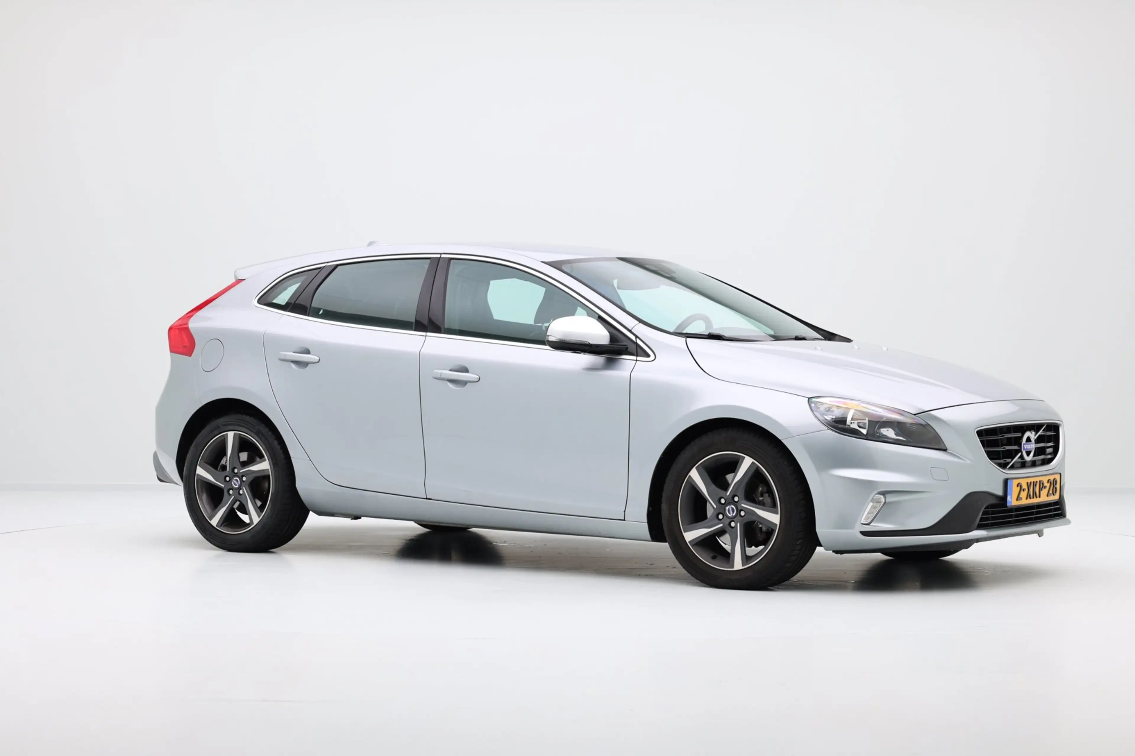 Volvo V40 1.6 T2 R-Design|Navi|PDC|Cruise|LMV — photo 4