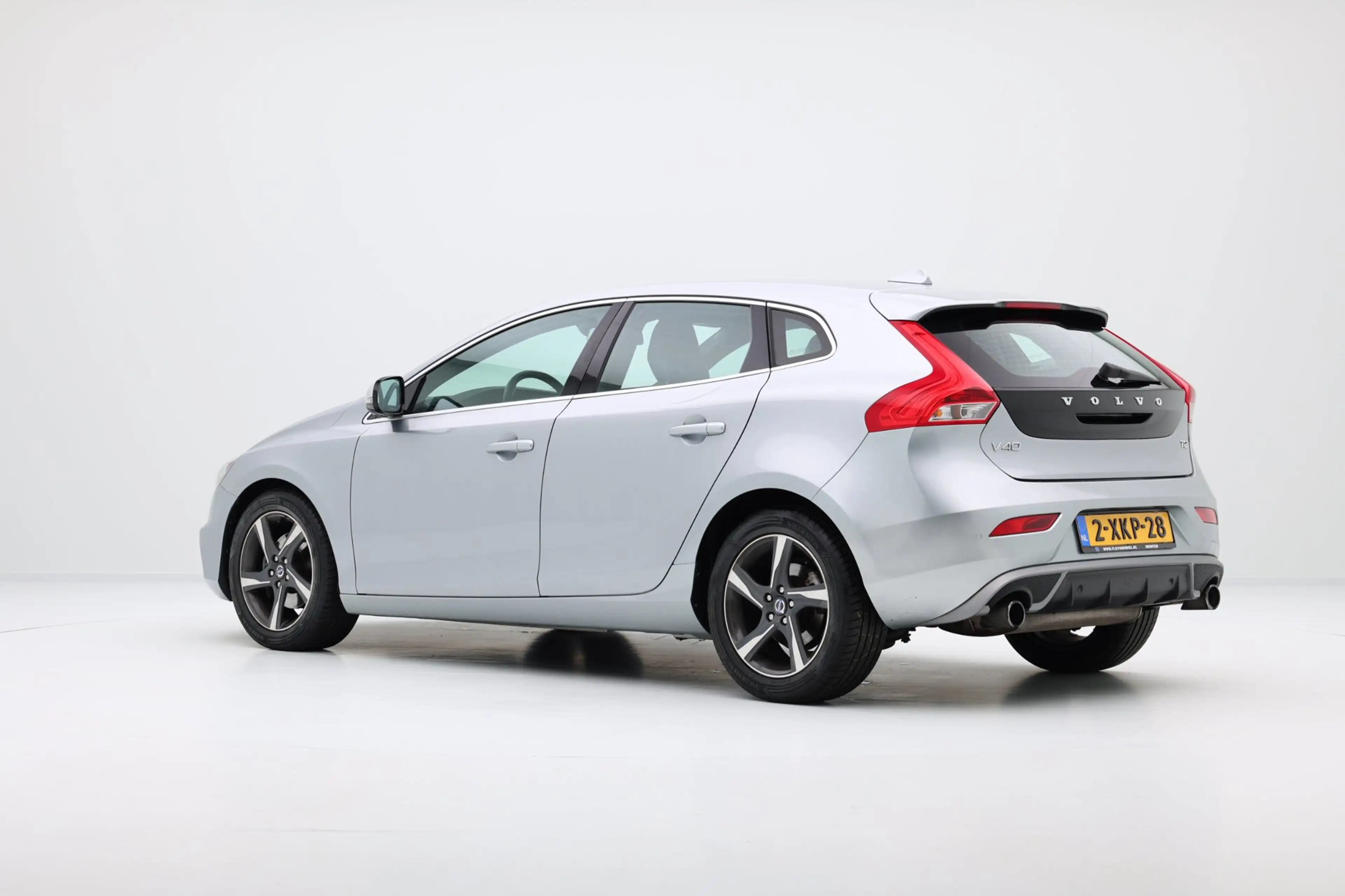 Volvo V40 1.6 T2 R-Design|Navi|PDC|Cruise|LMV — photo 11