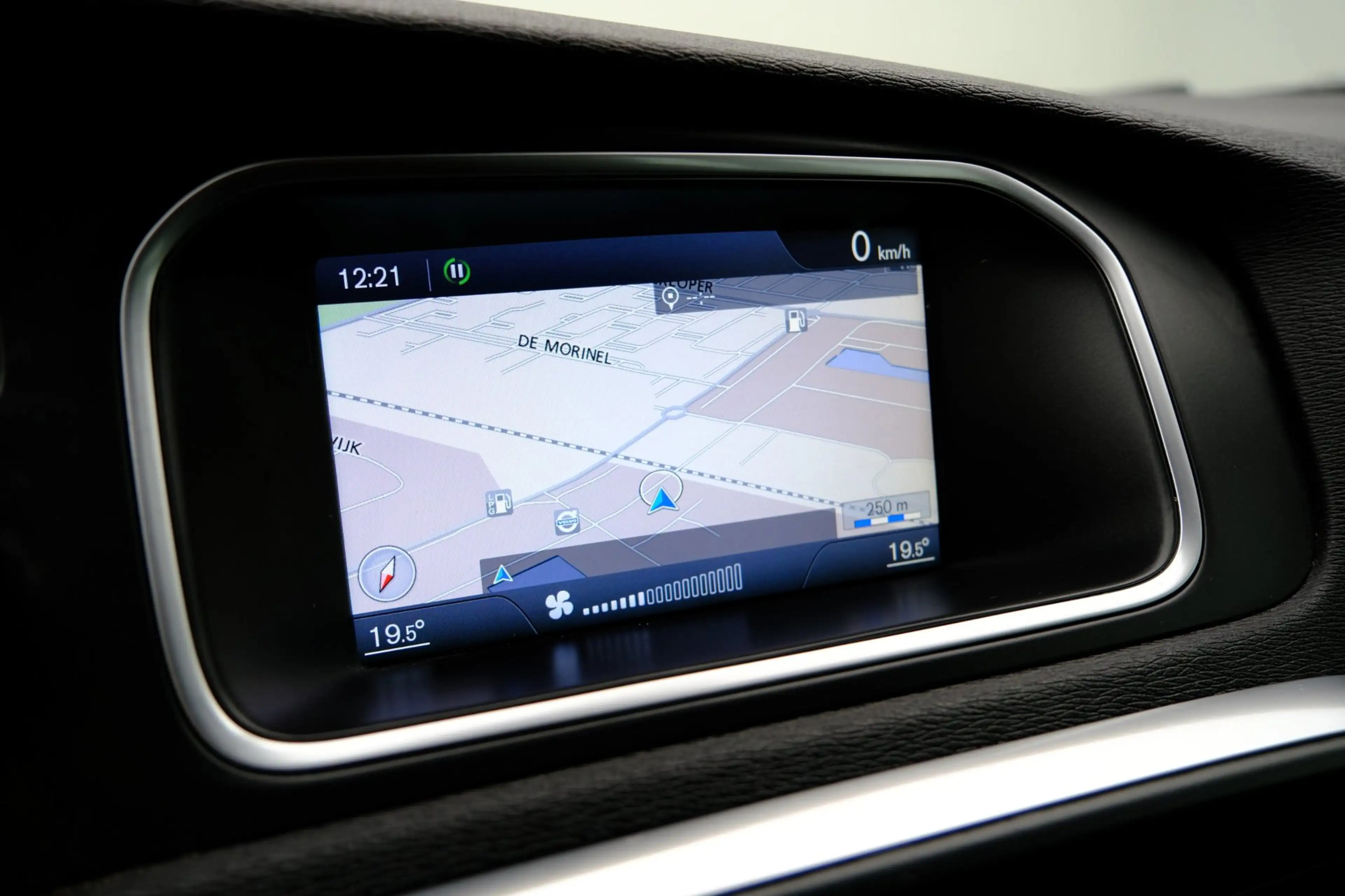 Volvo V40 1.6 T2 R-Design|Navi|PDC|Cruise|LMV — photo 12