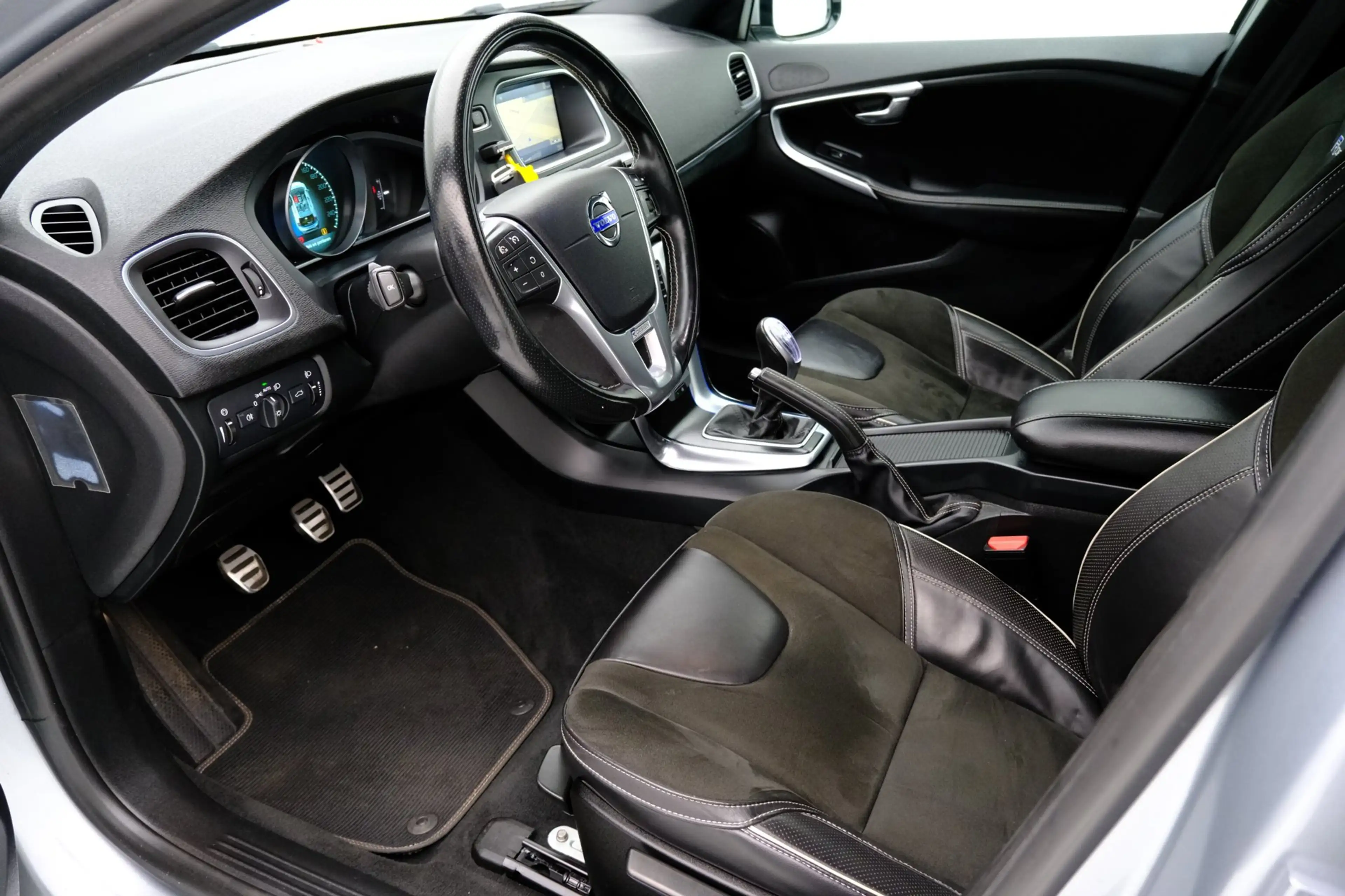 Volvo V40 1.6 T2 R-Design|Navi|PDC|Cruise|LMV — photo 2