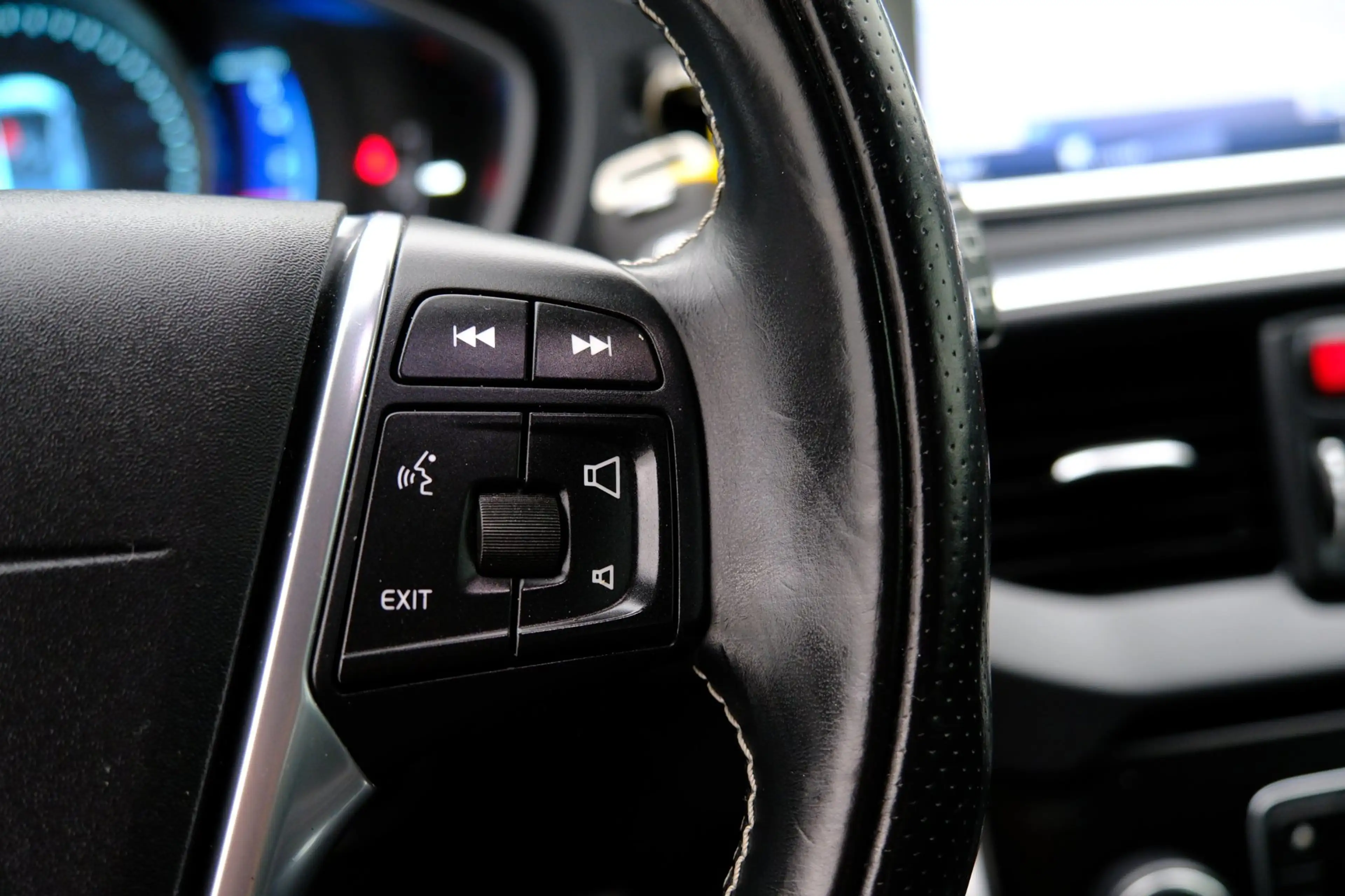 Volvo V40 1.6 T2 R-Design|Navi|PDC|Cruise|LMV — photo 19