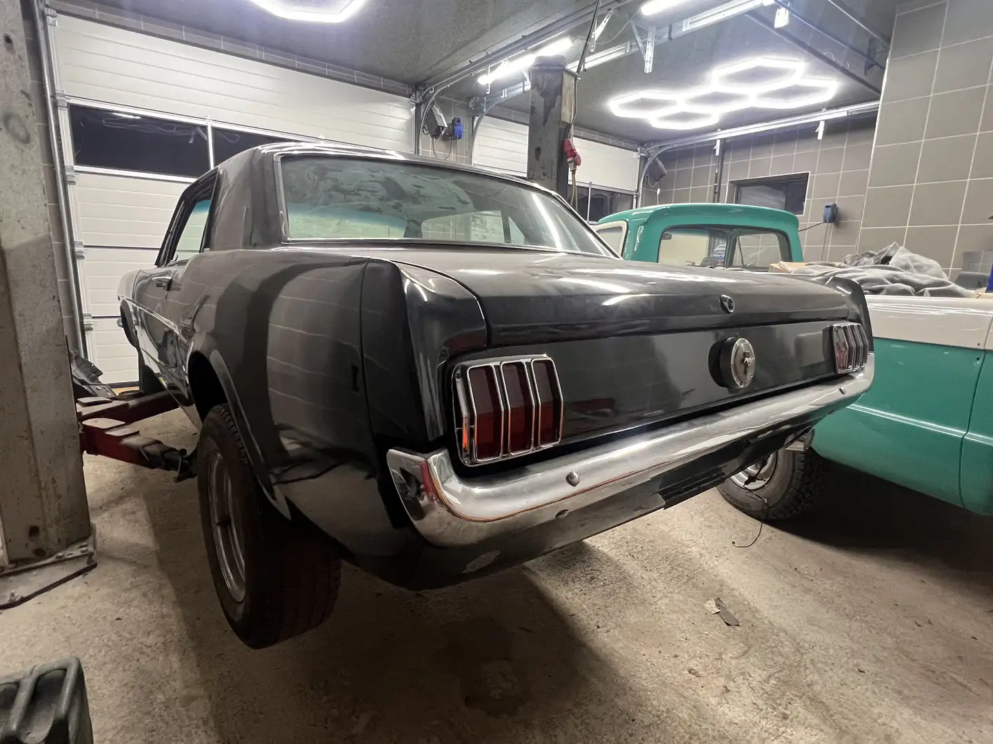 Ford Mustang Schwarz - 2