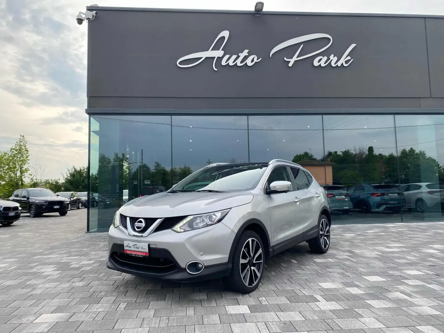 Nissan Qashqai 1.6 dCi DPF Tekna Grau - 1