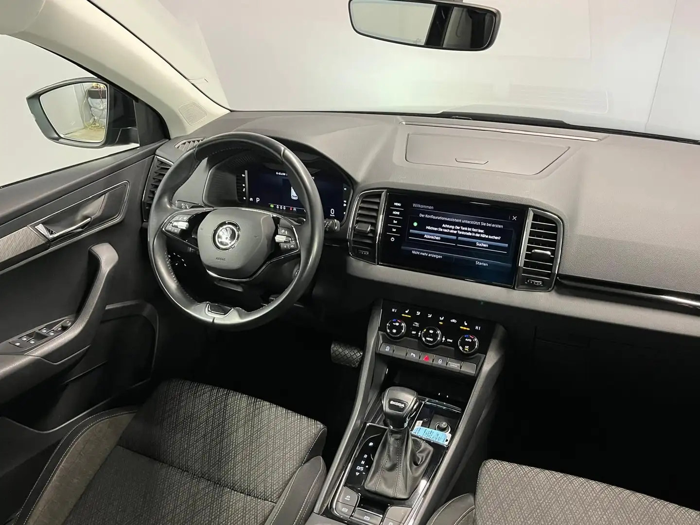 Skoda Karoq 2,0 TDI DSG Style ***AHK-schwenkbar*** Schwarz - 2