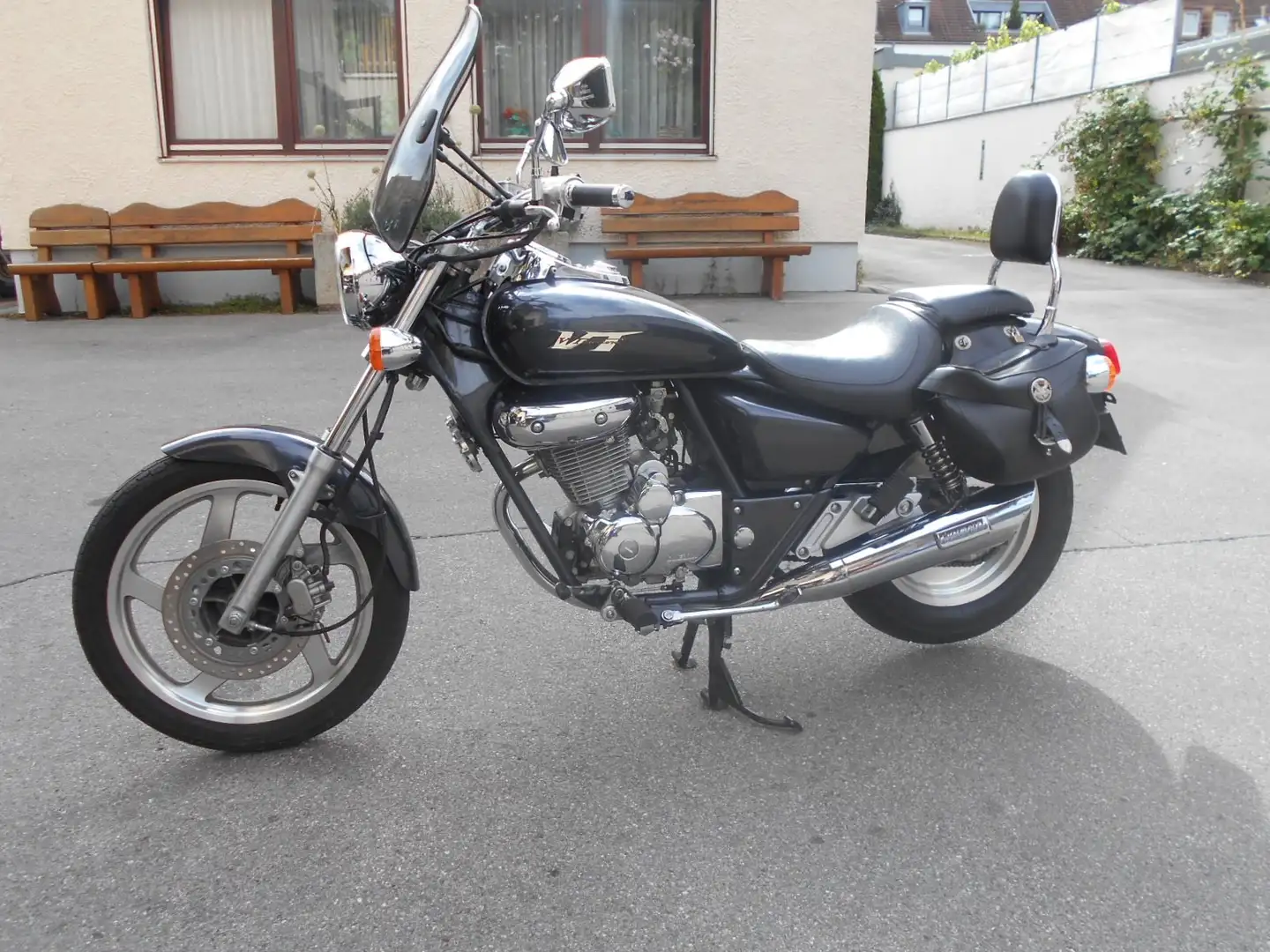 Daelim VT 125 MIt Windschild und Taschen Noir - 1