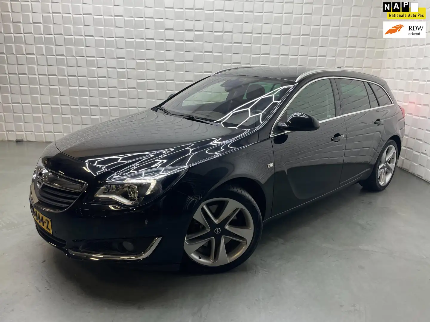 Opel Insignia Sports Tourer 2.0 T Innovation LEER NAVI NAP Zwart - 1