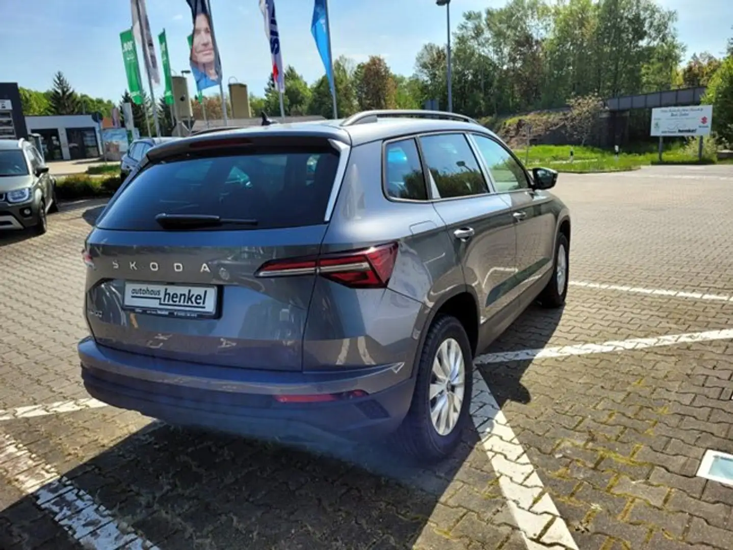 Skoda Karoq 1.5 TSI Comfort + ** DSG ** AHK ** Winterpaket ** Grijs - 2