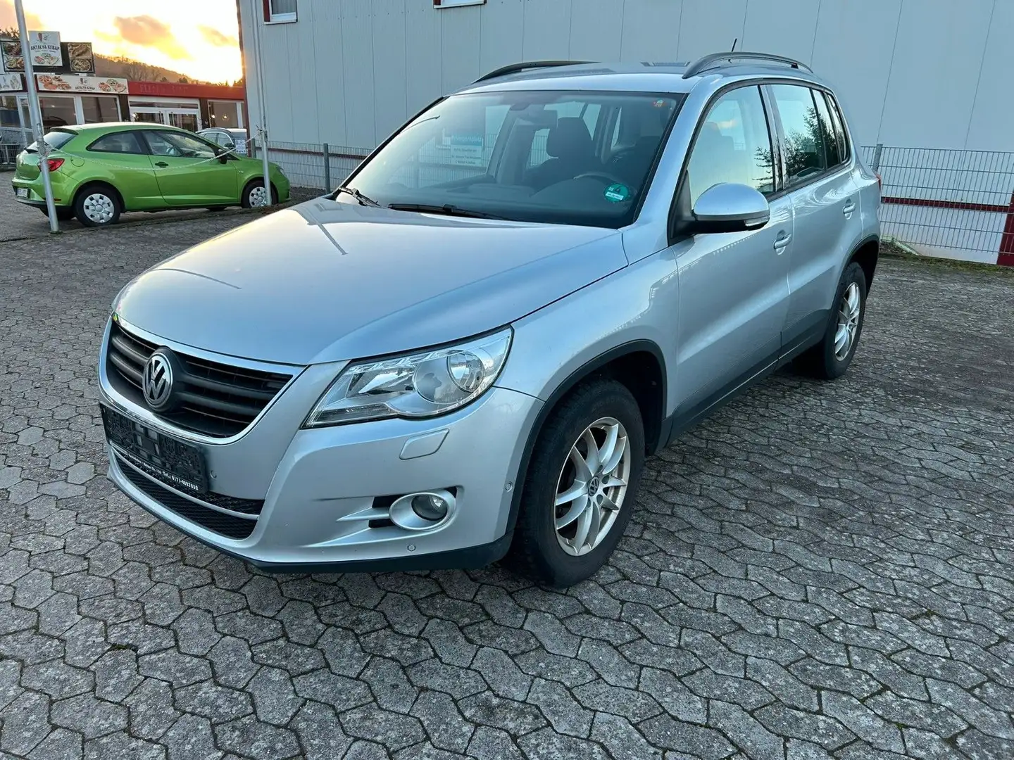 Volkswagen Tiguan 2.0  PDC VORNE+HINTEN Plateado - 1