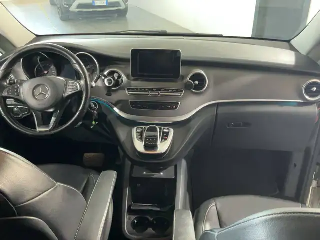 Mercedes-Benz V-Class view 3