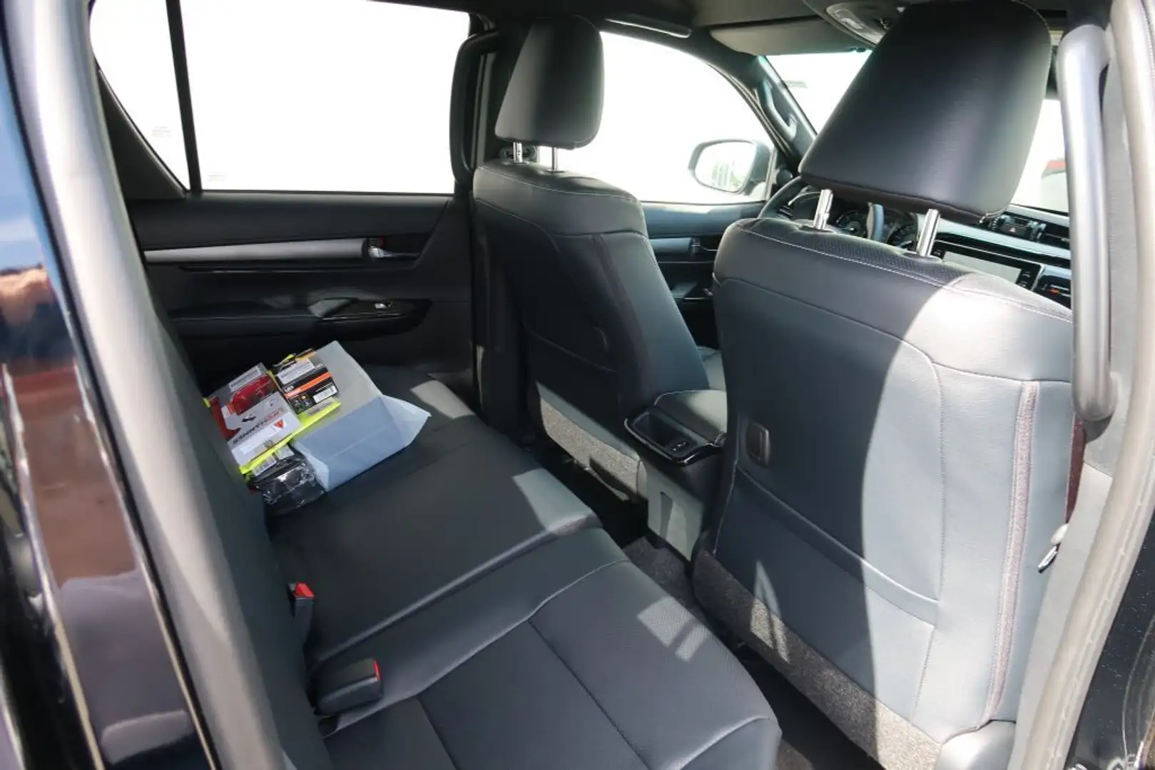 Toyota Hilux INVINCIBLE 2.8L / 204CH Noir - 1