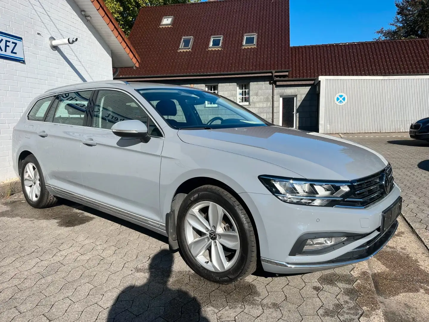 Volkswagen Passat Variant Elegance 4M AHK STHZ ACC Digital Gris - 2