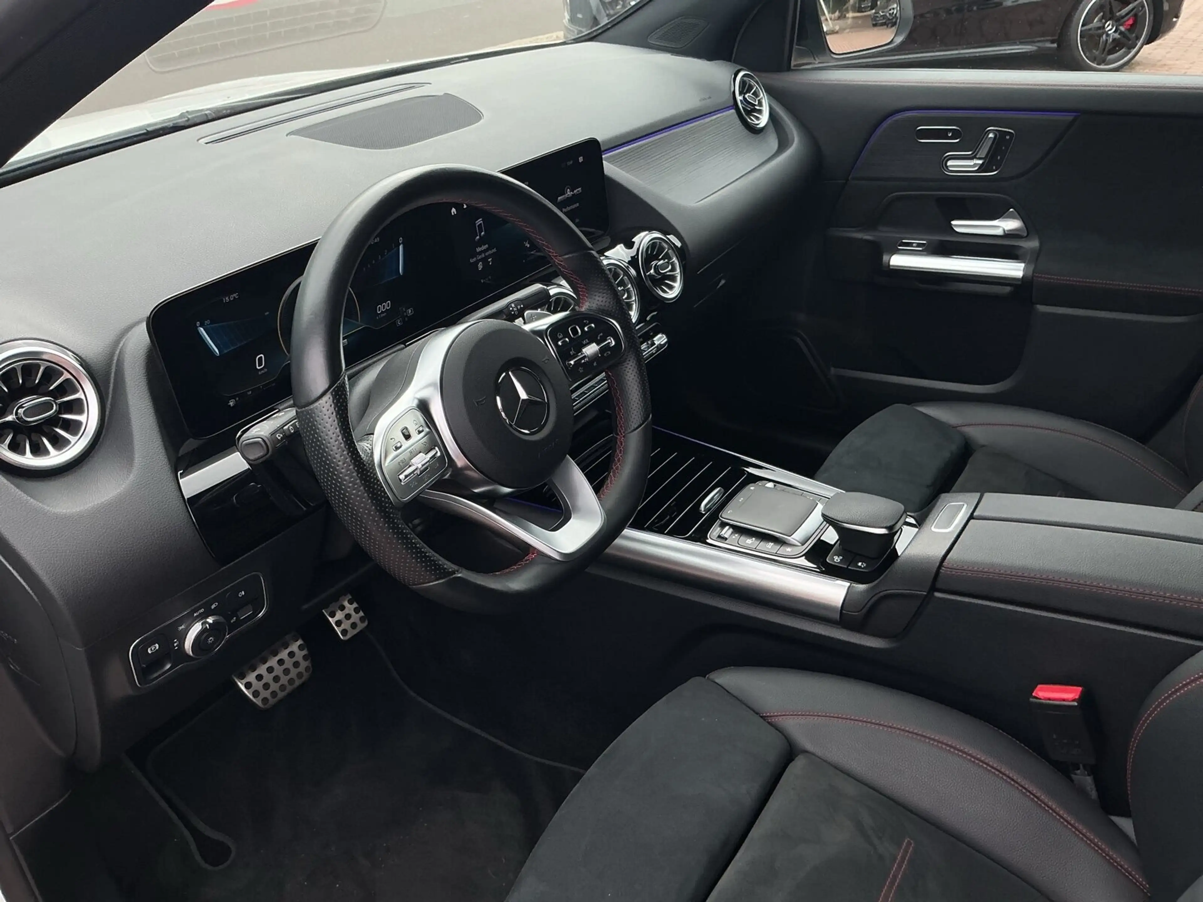 Mercedes-Benz GLA 35 AMG Mercedes-AMG GLA 35 4MATIC AMG Line Navi/Styling — photo 9
