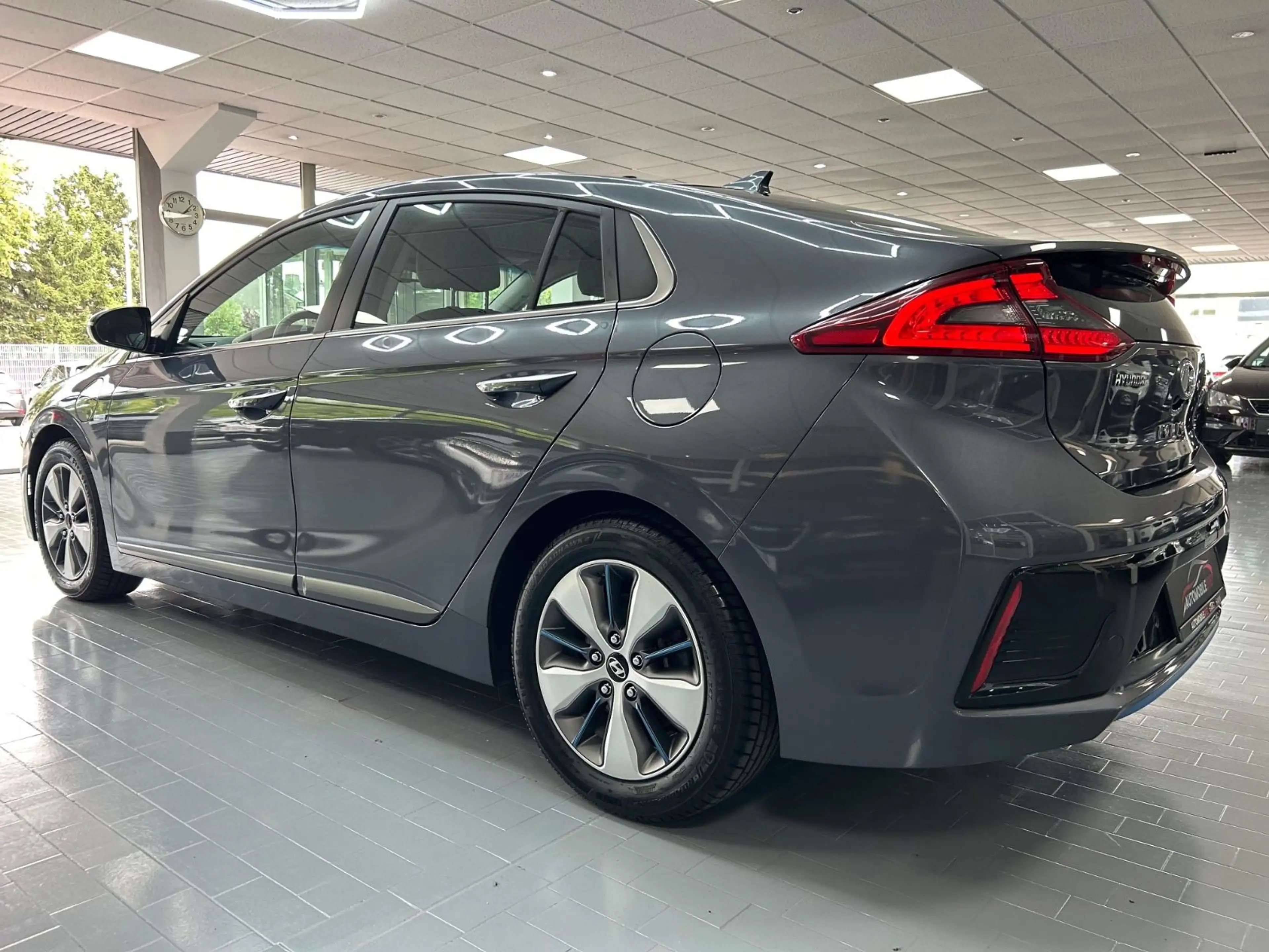 Hyundai IONIQ Ioniq Premium Plug-In Hybrid — photo 3