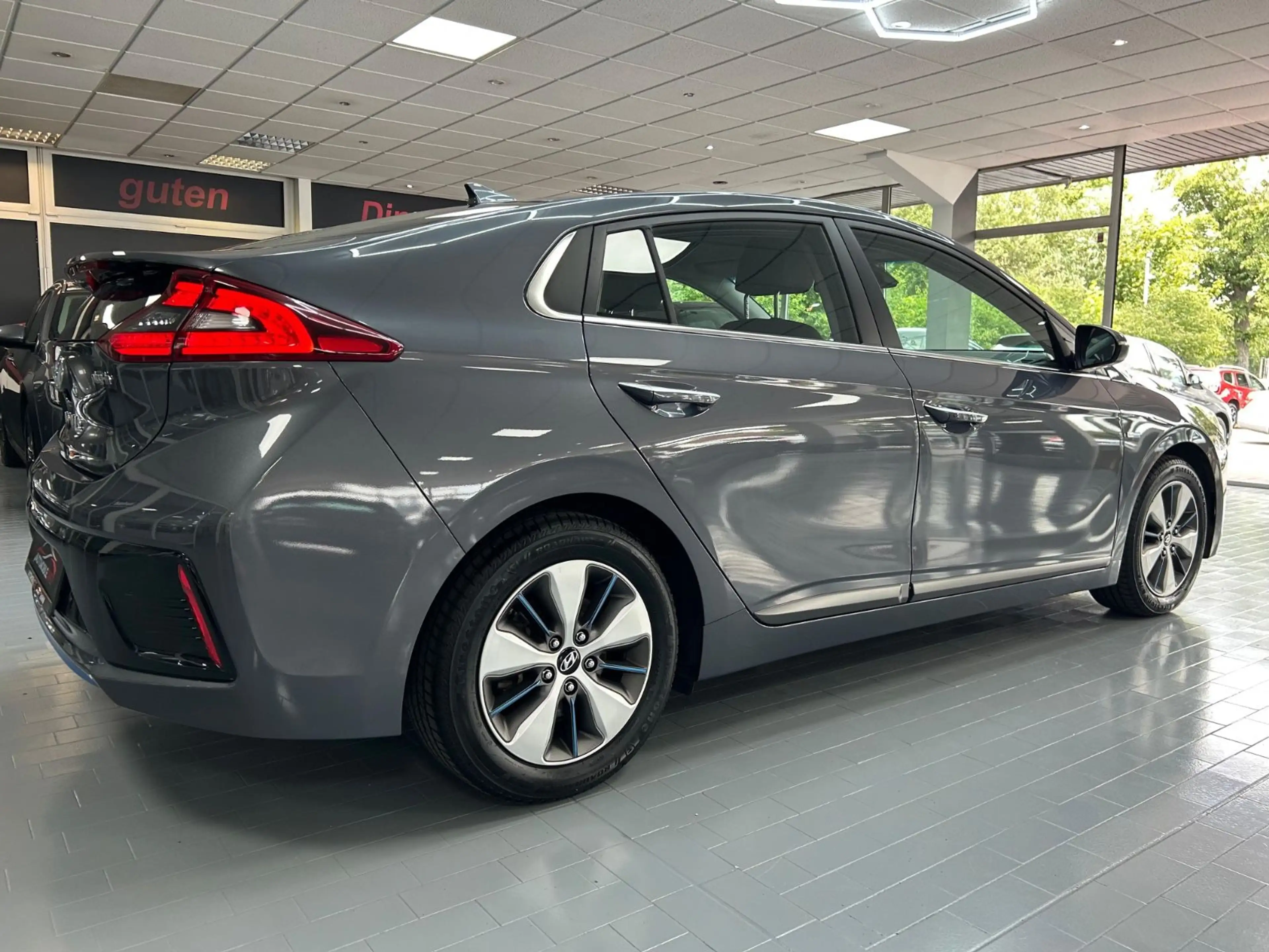 Hyundai IONIQ Ioniq Premium Plug-In Hybrid — photo 4