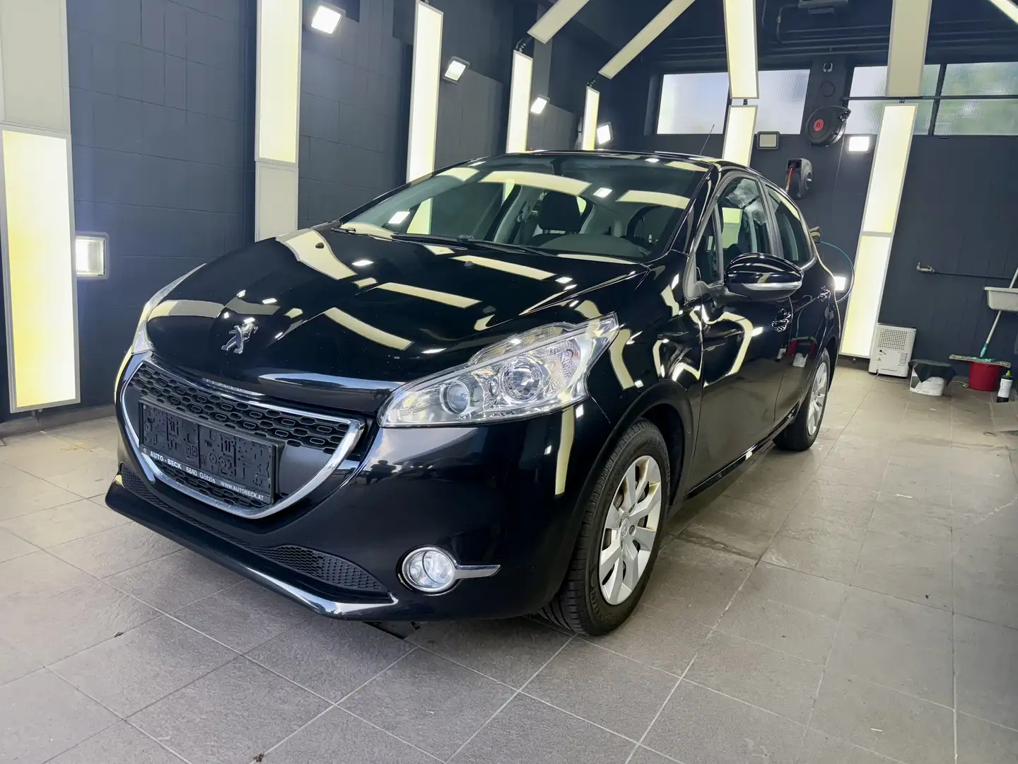 Peugeot 208 Active 1,2 VTi 82 Schwarz - 1
