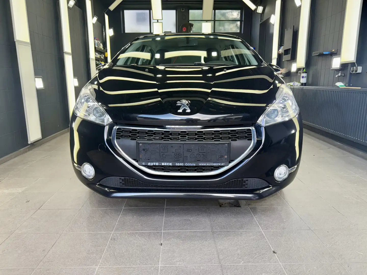 Peugeot 208 Active 1,2 VTi 82 Schwarz - 2