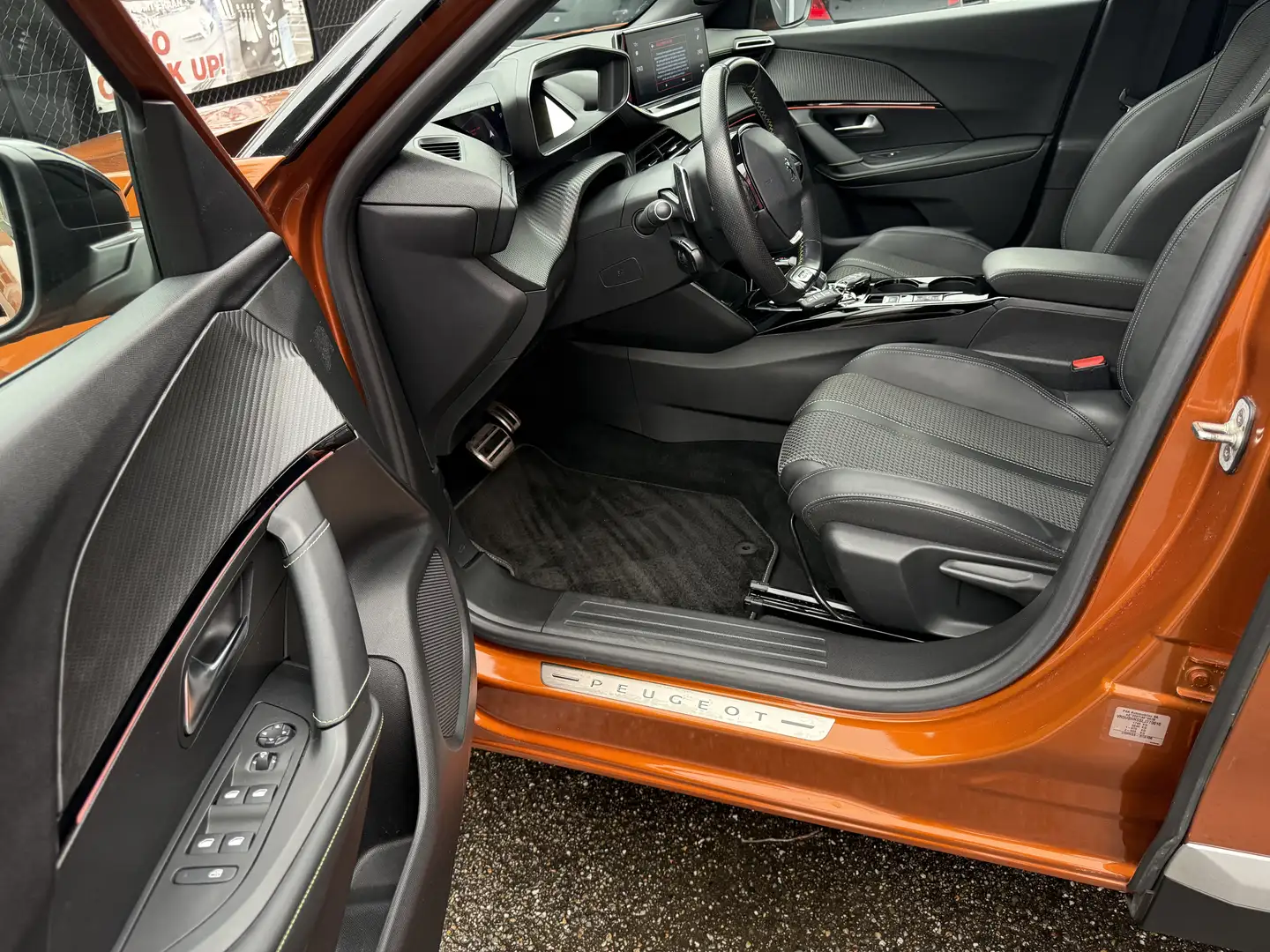 Peugeot 2008 1.2 PureTech 130pk AUT 8 GT LINE FULL HIFI Oranje - 2