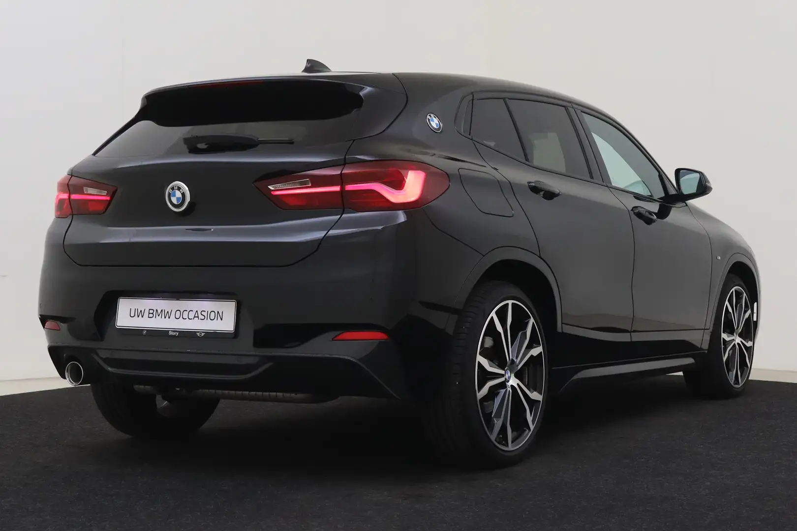 BMW X2 sDrive18i M Sport Automaat / Sportstoelen / Active Zwart - 2
