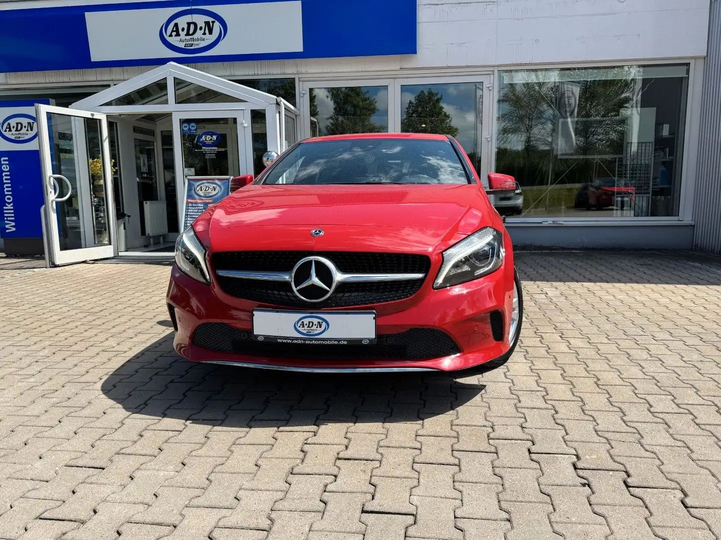 Mercedes-Benz A 180 BlueEfficiency *LED*Navi*Kamera*8fach*AHK* Rouge - 1