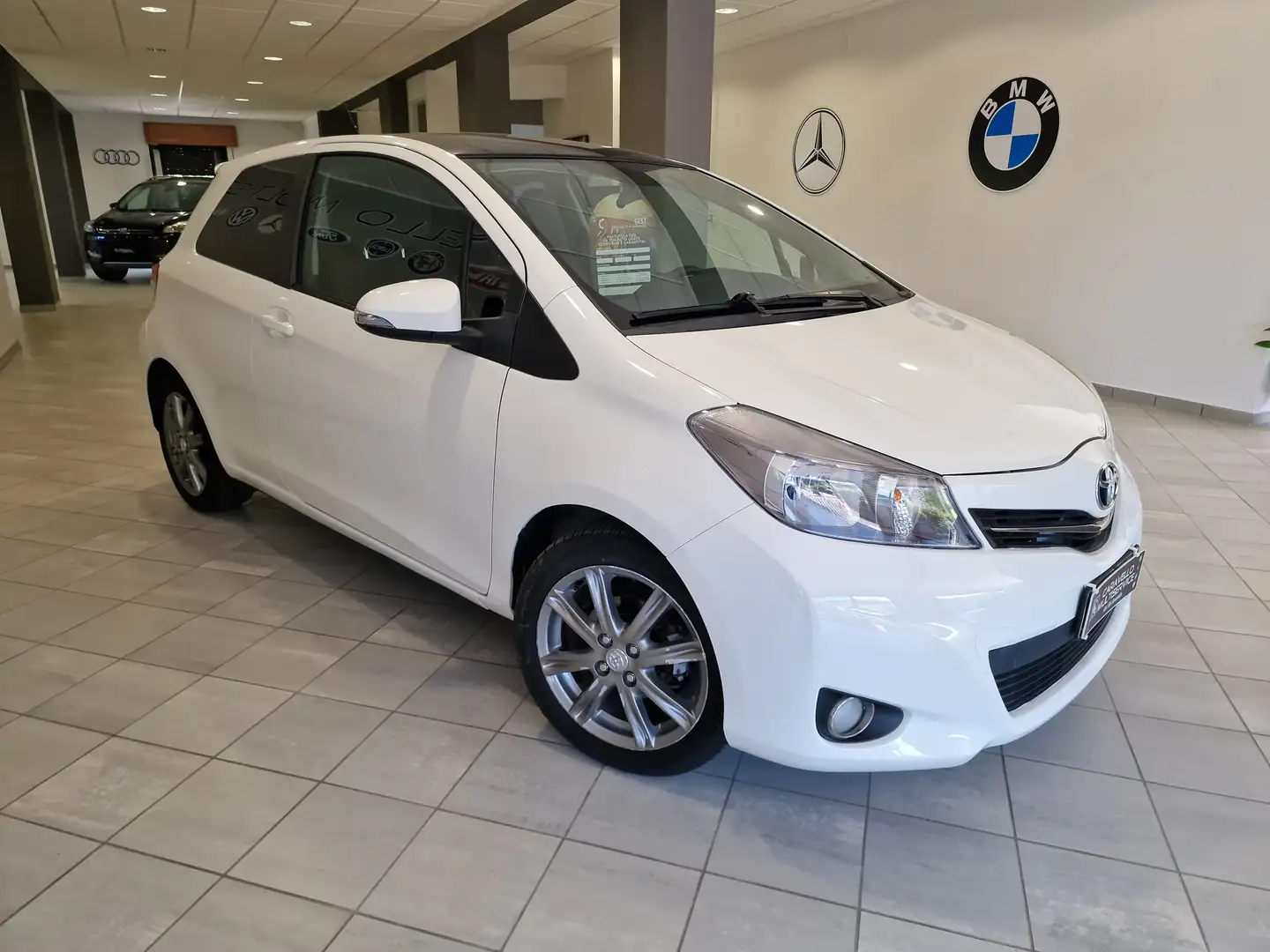 Toyota Yaris Yaris III 2011 3p 1.3 Style Bianco - 2