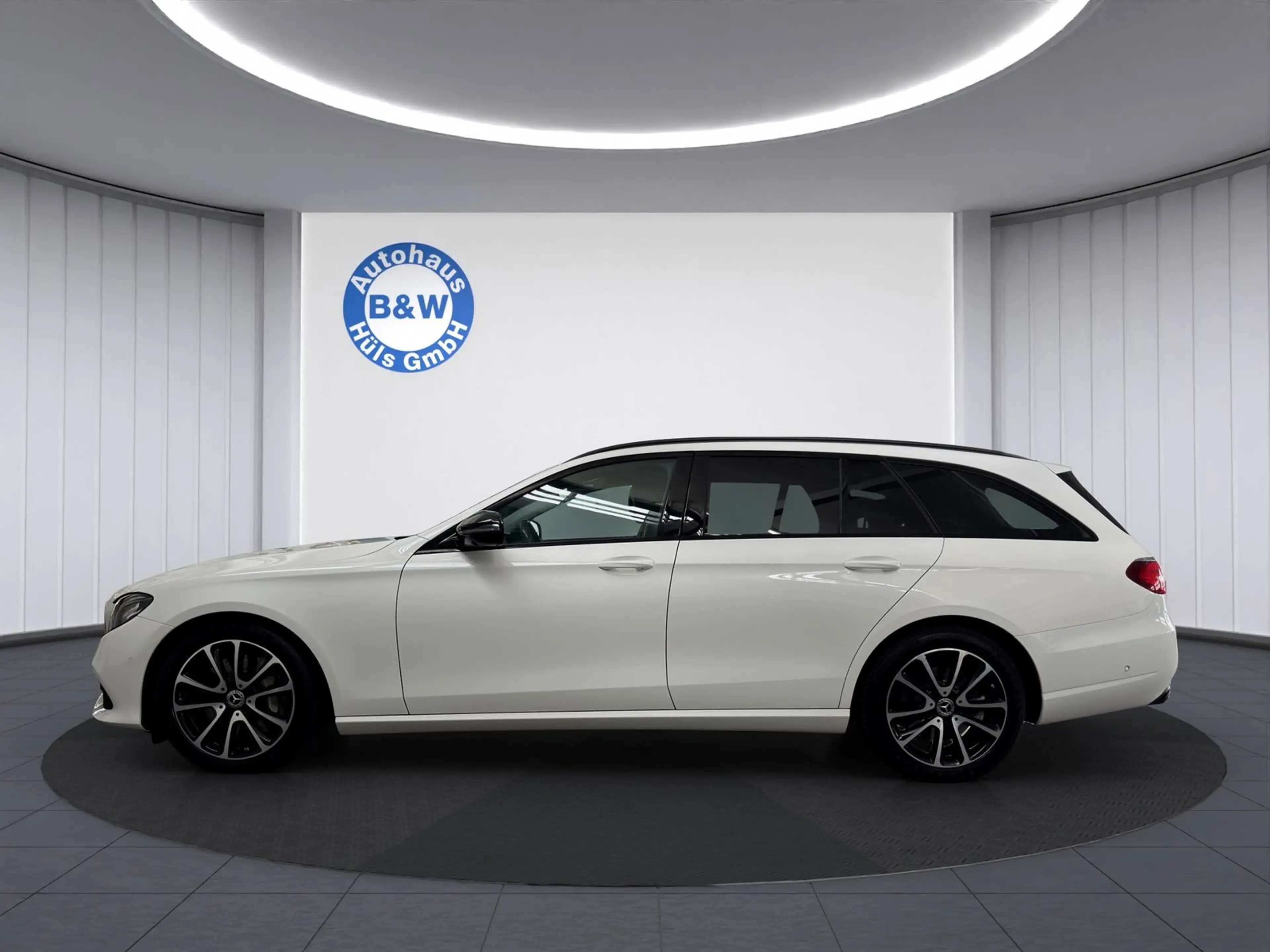 Mercedes-Benz E 400 d 4Matic*360°KAM*KLIMA*NAVI*LED*AHK*SHZ* — photo 4