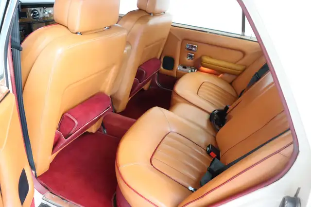 Rolls-Royce Silver Spirit view 4