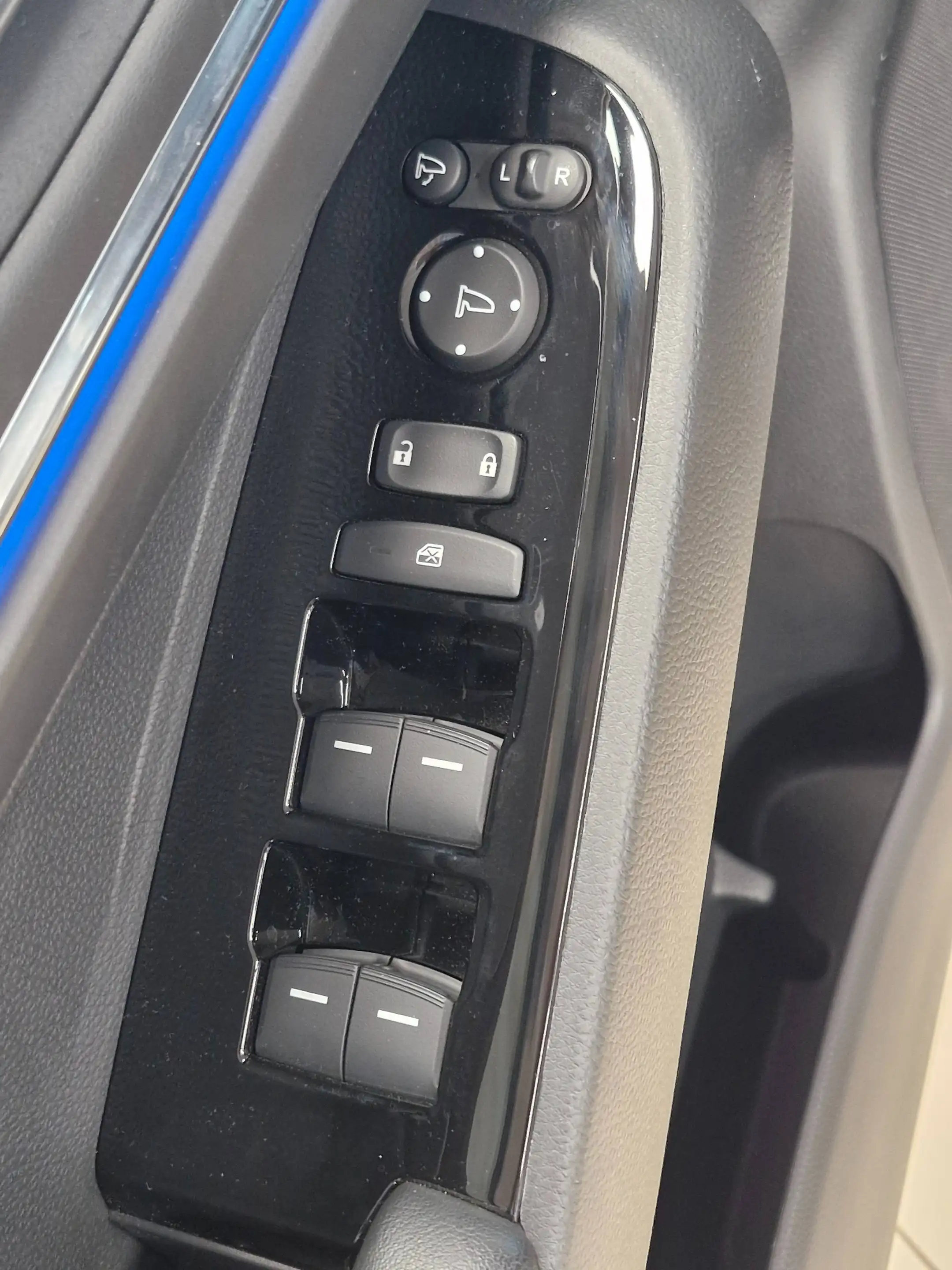 Honda e:Ny1 Basis — photo 14