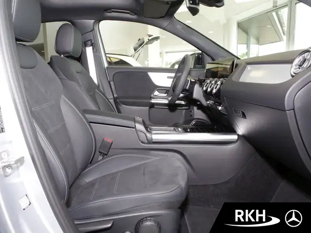 Mercedes-Benz GLA view 6