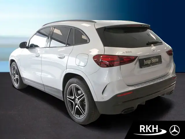 Mercedes-Benz GLA view 4
