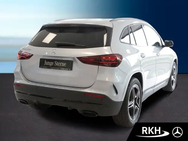 Mercedes-Benz GLA view 3