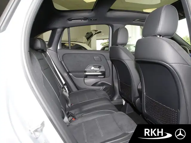 Mercedes-Benz GLA view 9