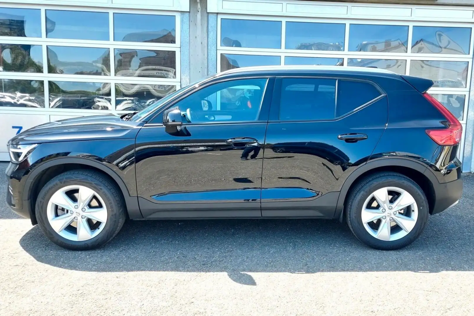 Volvo XC40 B3 Core 2WD Schwarz - 2