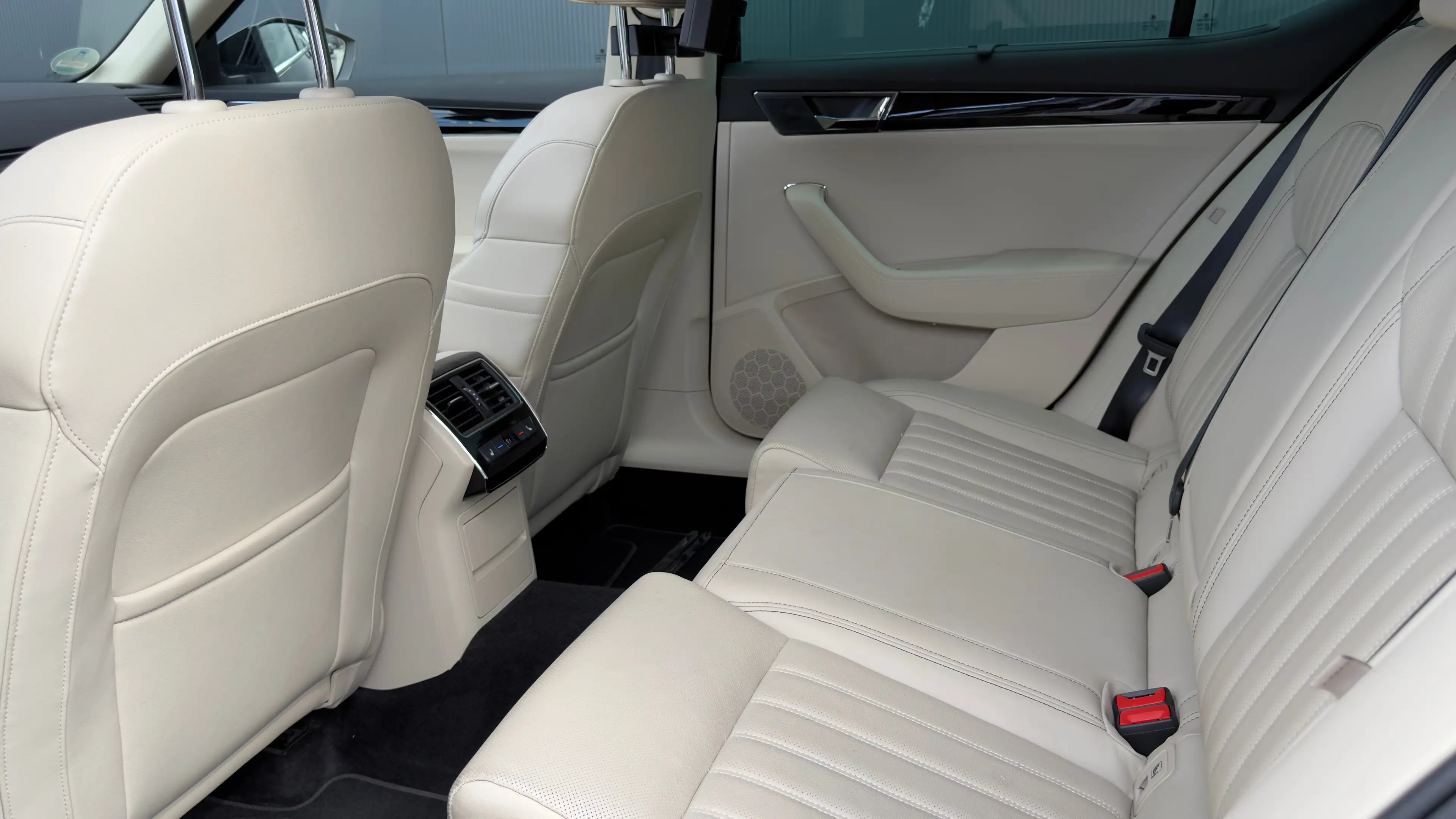 Skoda Superb 1.4 TSI 218pk iV Sportline Business | Laurin & Kle — photo 14