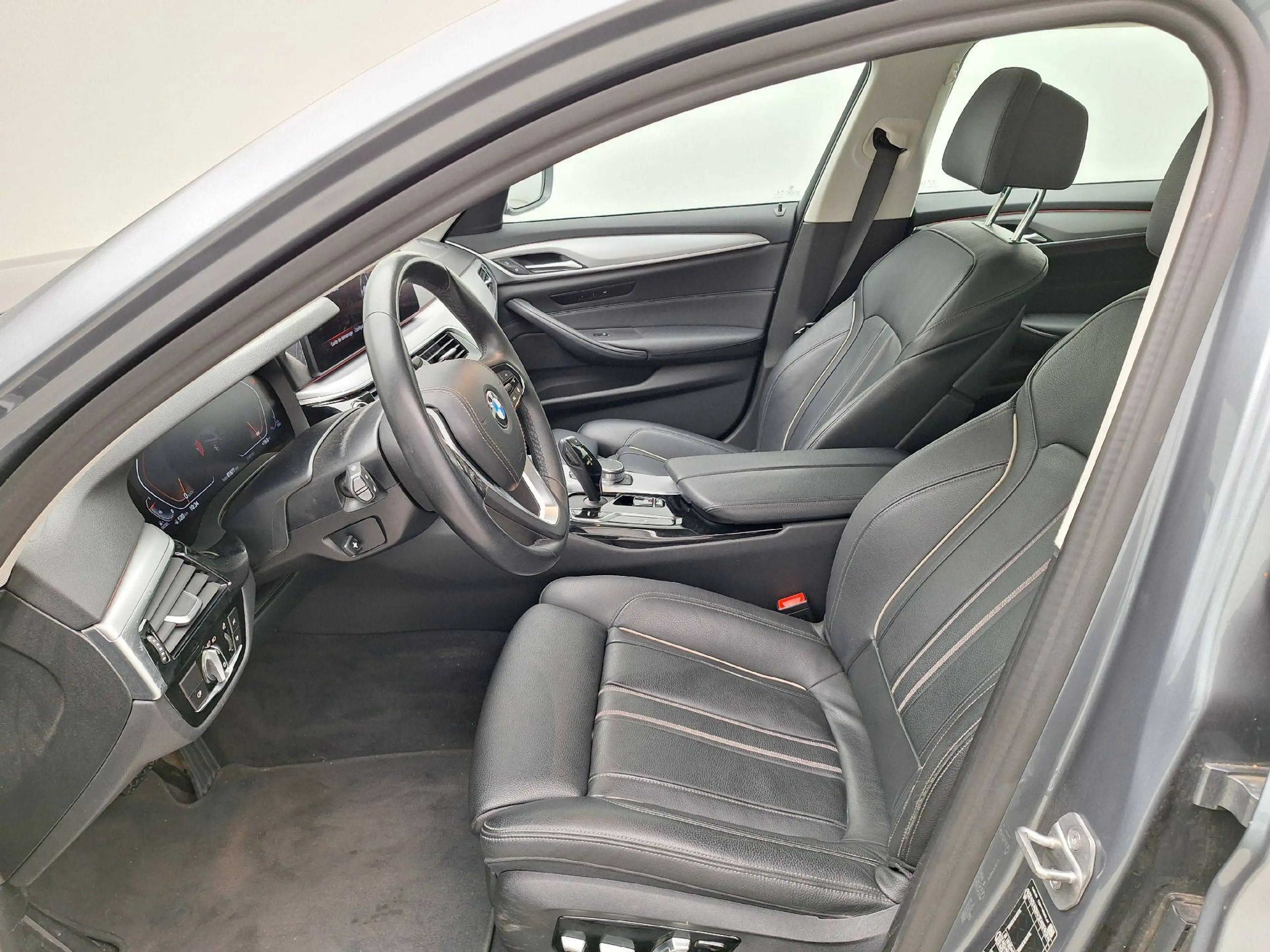 BMW 518 dA Touring **CUIR NAPPA-NAVI-CAMERA-DIGITAL COCKPIT-ATTELAGE** — photo 8
