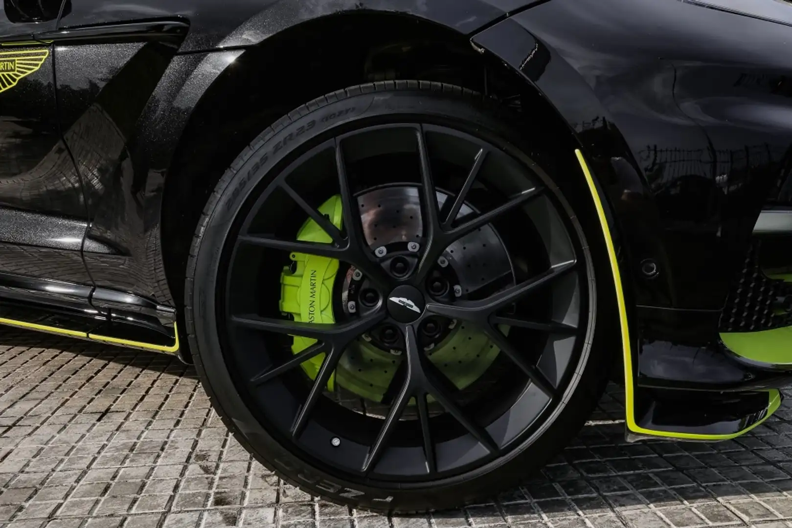 Aston Martin DBX 707 Negro - 2