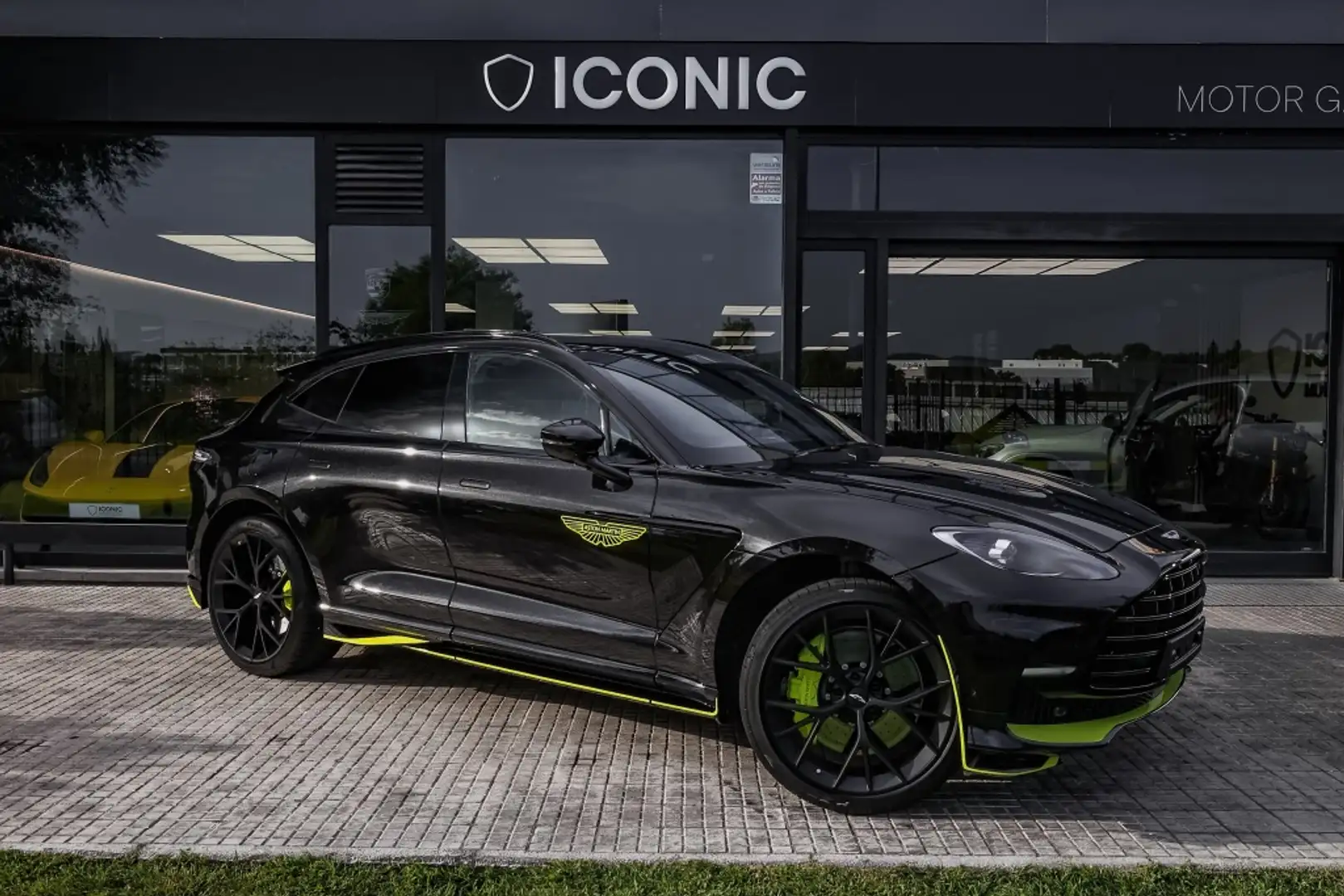 Aston Martin DBX 707 Negro - 1