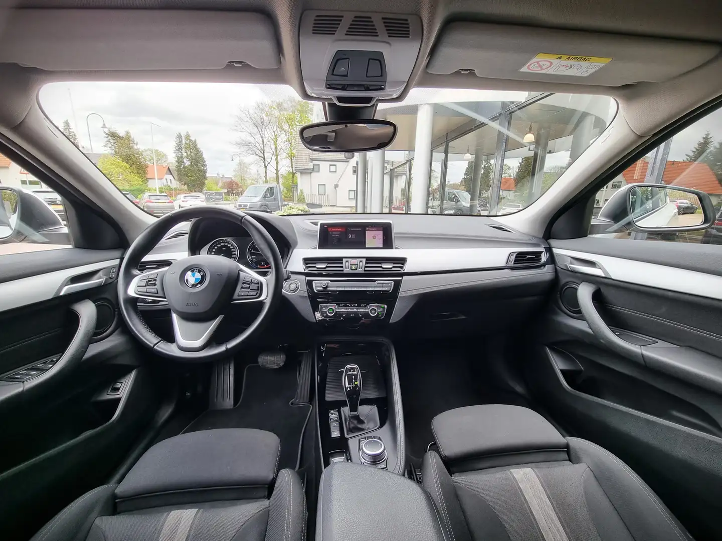 BMW X2 sDrive20i Executive Automaat 180PK | SPORTINT | WI Wit - 2