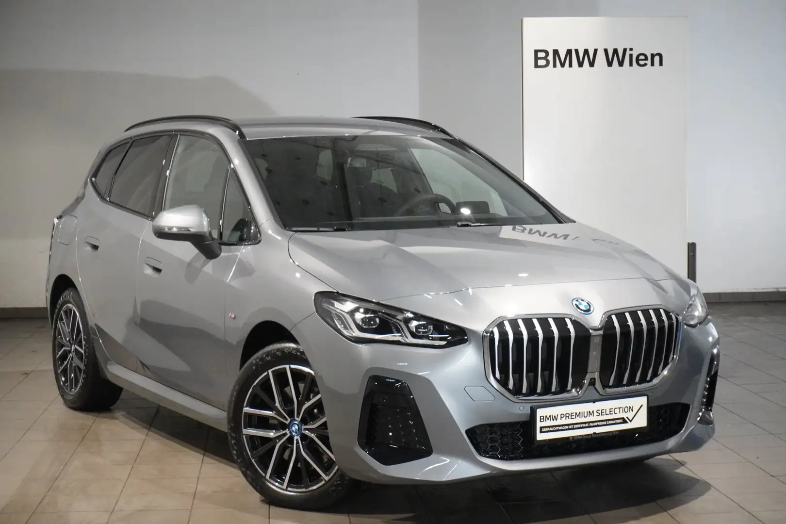 BMW 230 e xDrive Active Tourer Grau - 1