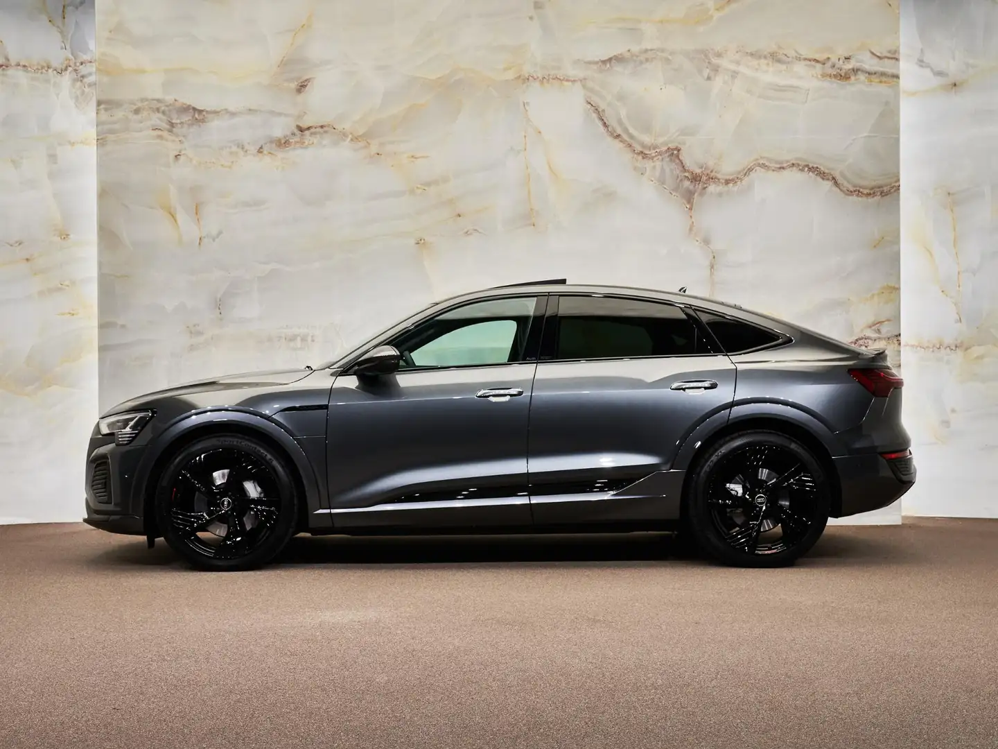 Audi Q8 e-tron Sportback 55 Quattro S Edition, 22", pano, S Sport Grau - 2