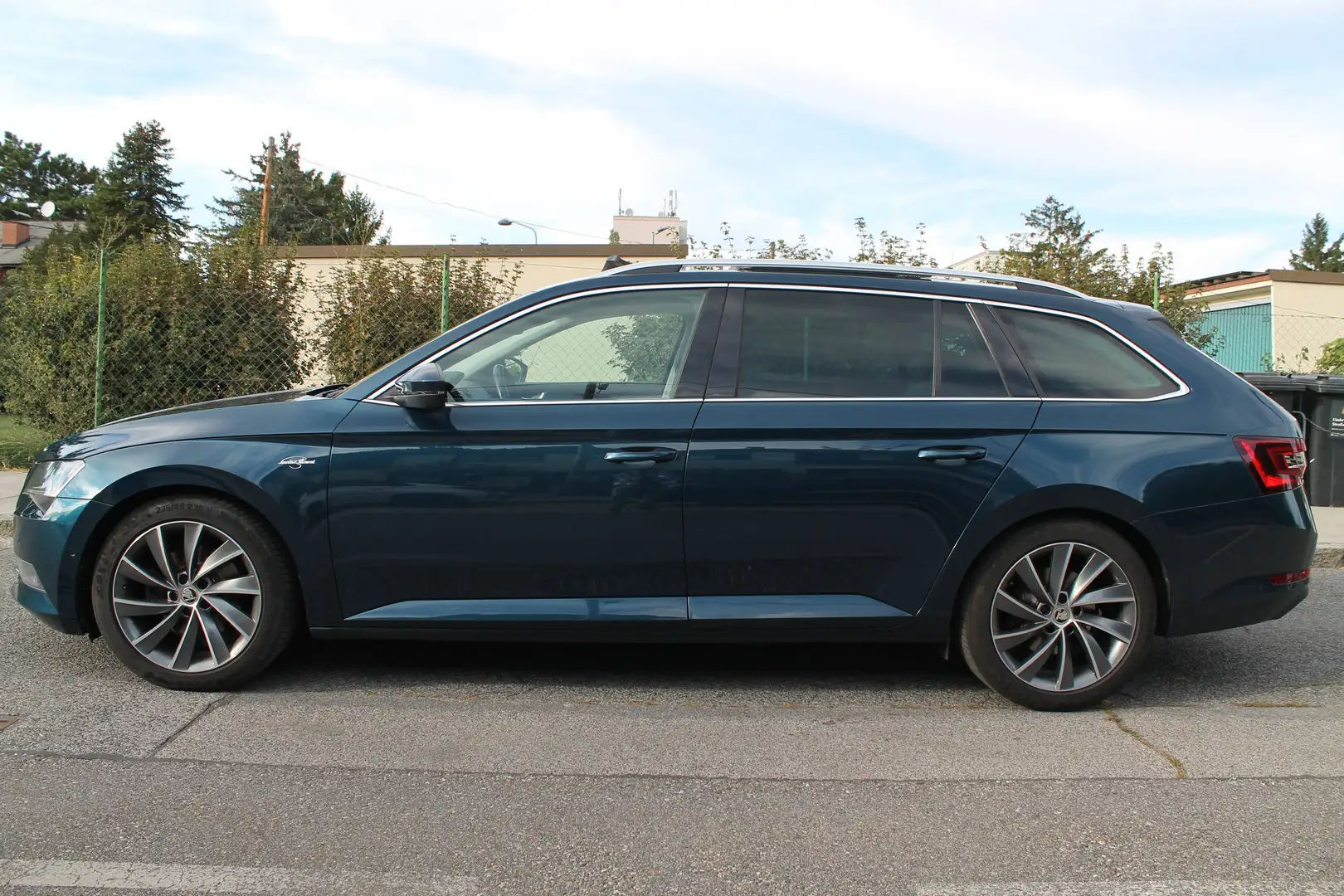 Skoda Superb VHB Combi 2.0 TDI DSG L&K *NAVI*PANO*DCC*STHZG*AHK Blau - 1