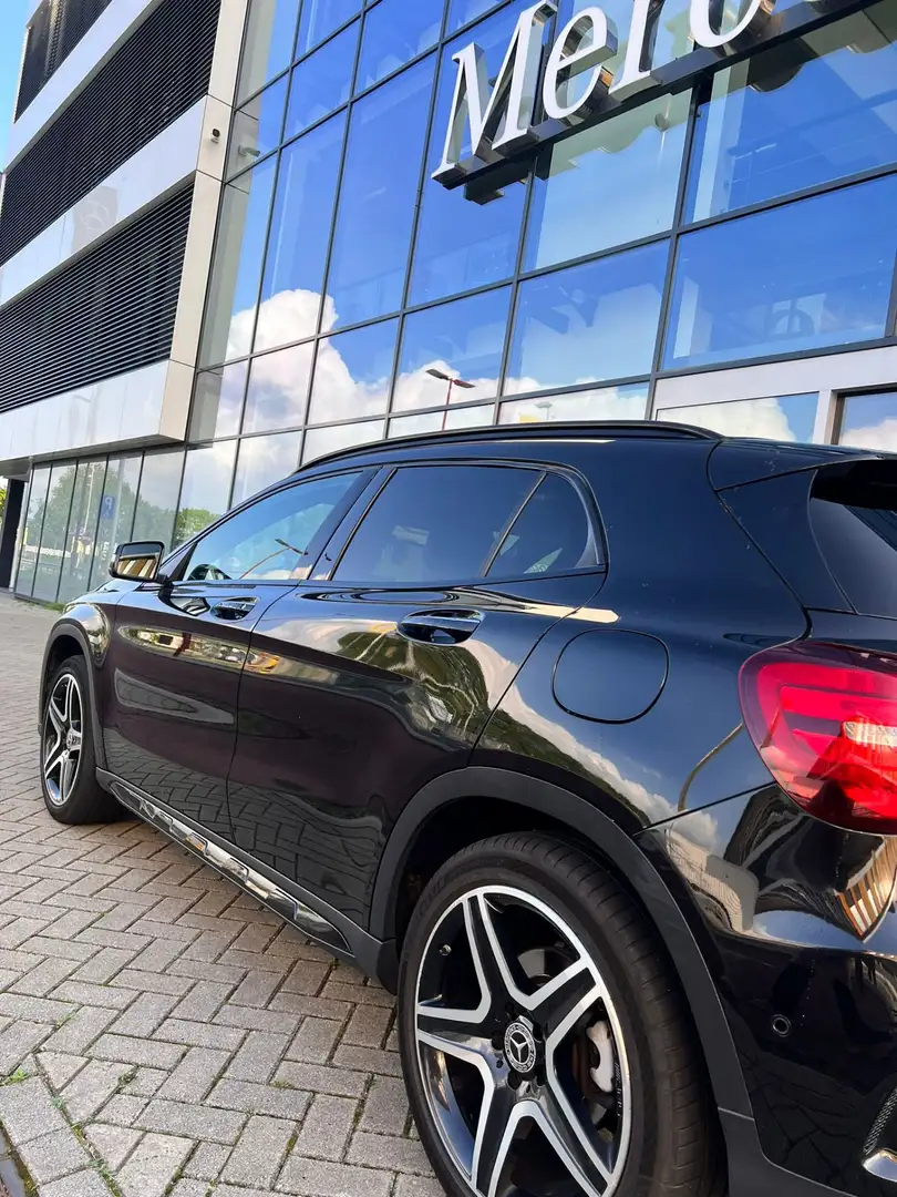 Mercedes-Benz GLA 200 Business Solution Zwart - 1
