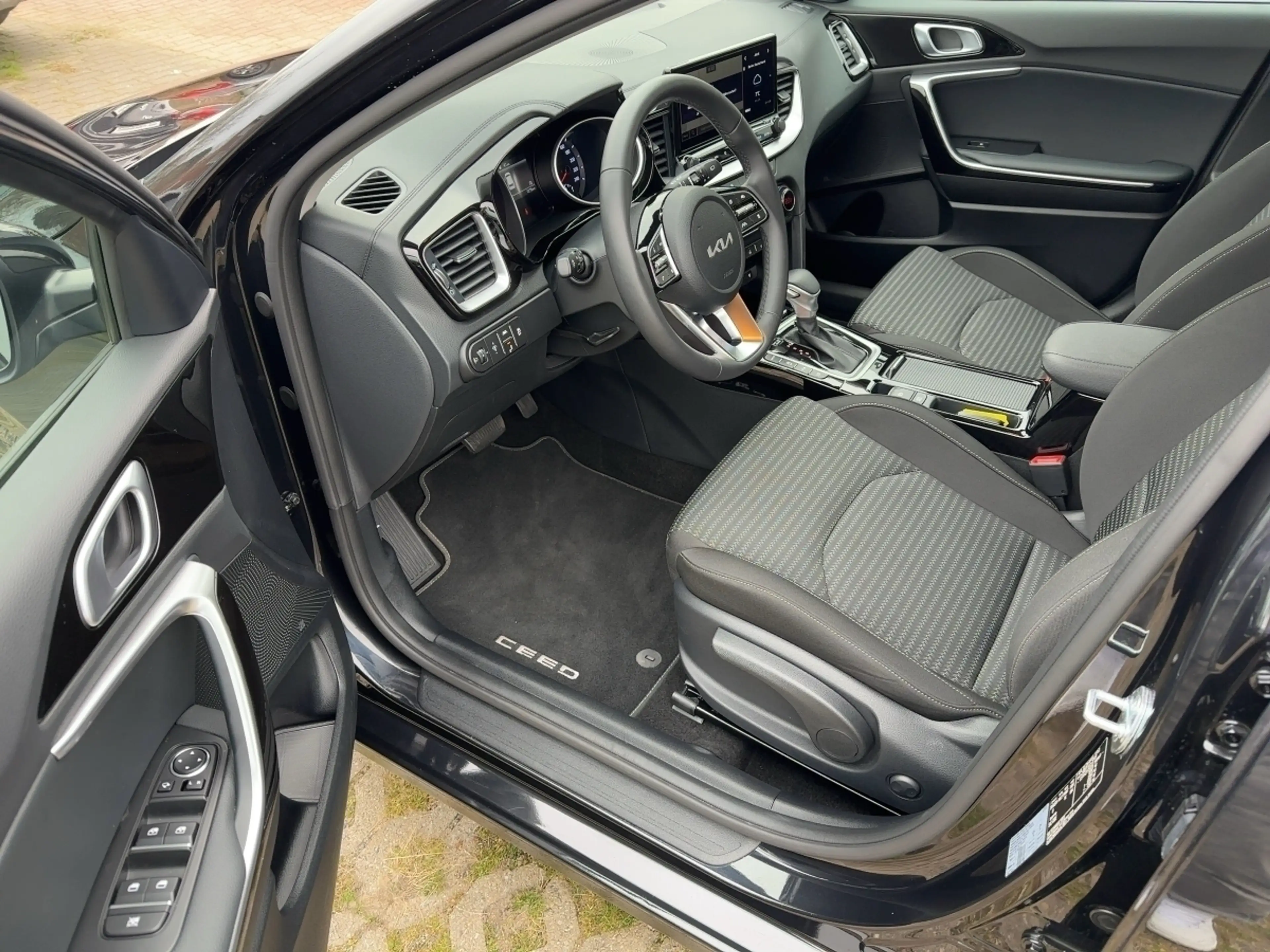 Kia Ceed / cee'd Spirit 1.5T LED+Navi+Kamera+Keyless — photo 11