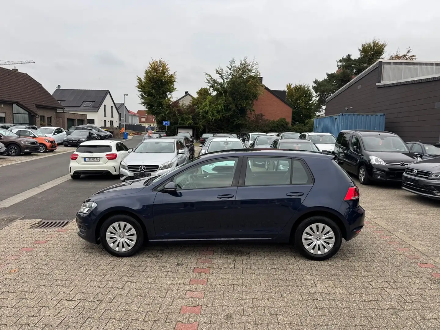 Volkswagen Golf VII Lim. Sitzhz Klima 1.HAND 5-türig Blau - 2