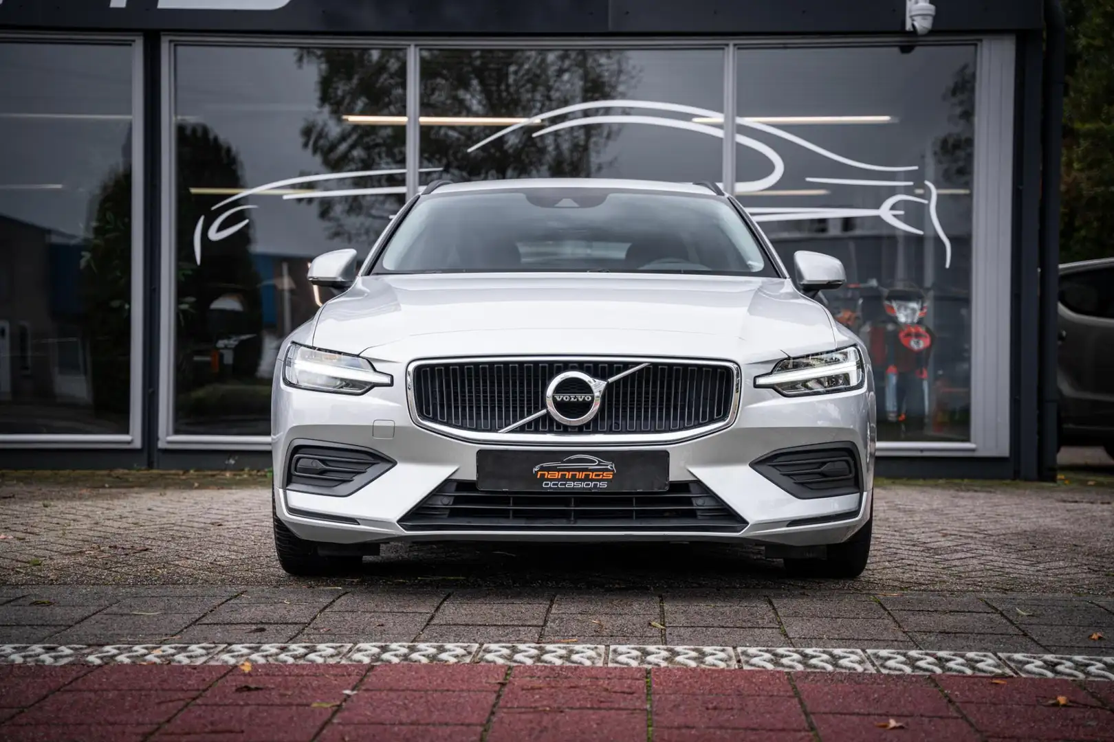Volvo V60 2.0 B3 Momentum Business|Trekh|LED|Adaptive Cruise Grau - 2