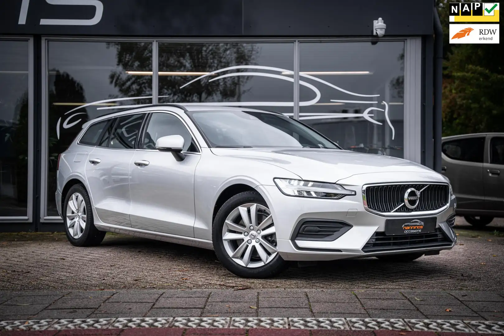 Volvo V60 2.0 B3 Momentum Business|Trekh|LED|Adaptive Cruise Grau - 1